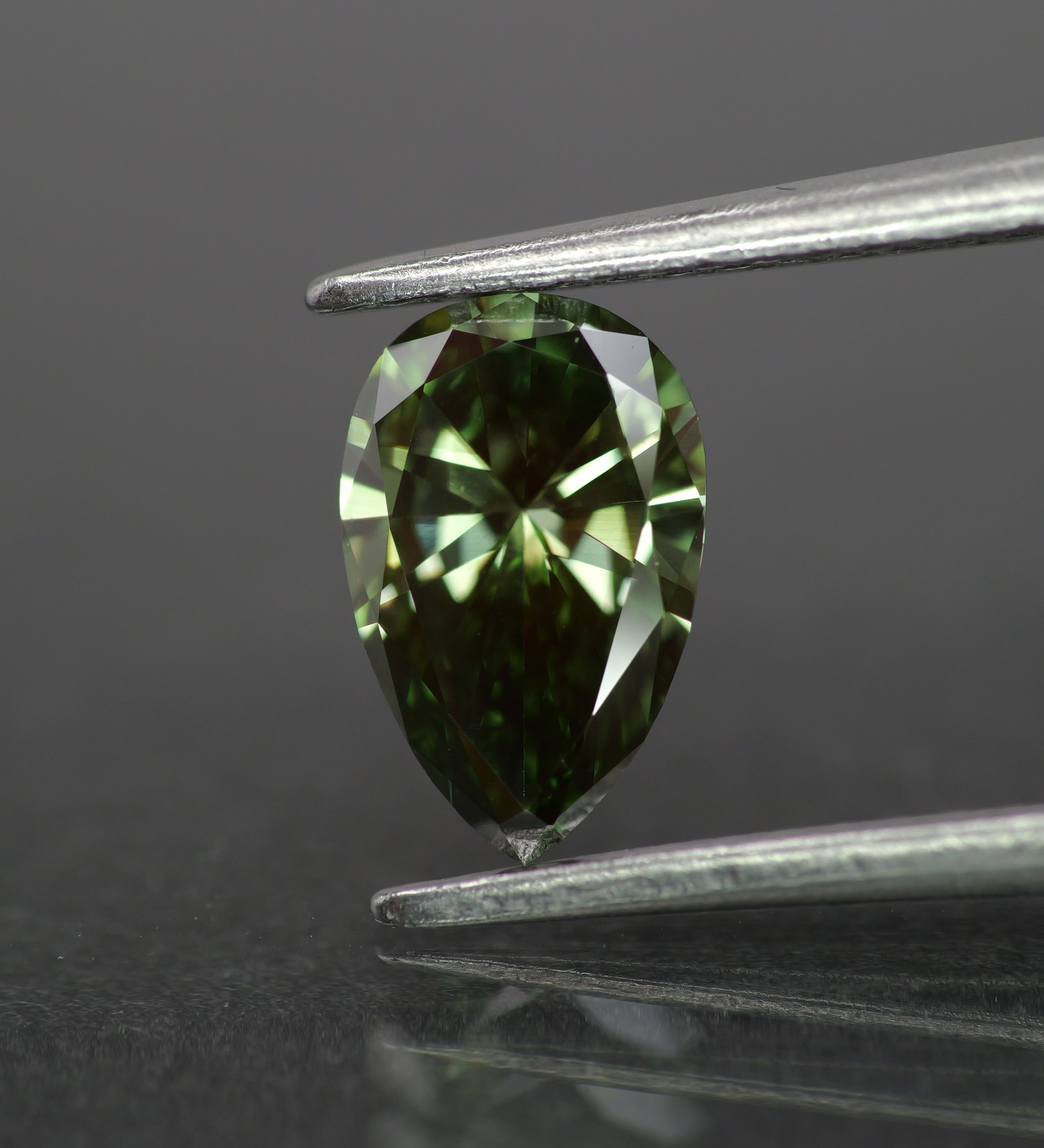 Lab grown diamond | IGI certified | pear-cut, 8x5mm, Fancy vivid green color, VS1, 0.75ct - Eden Garden Jewelry™