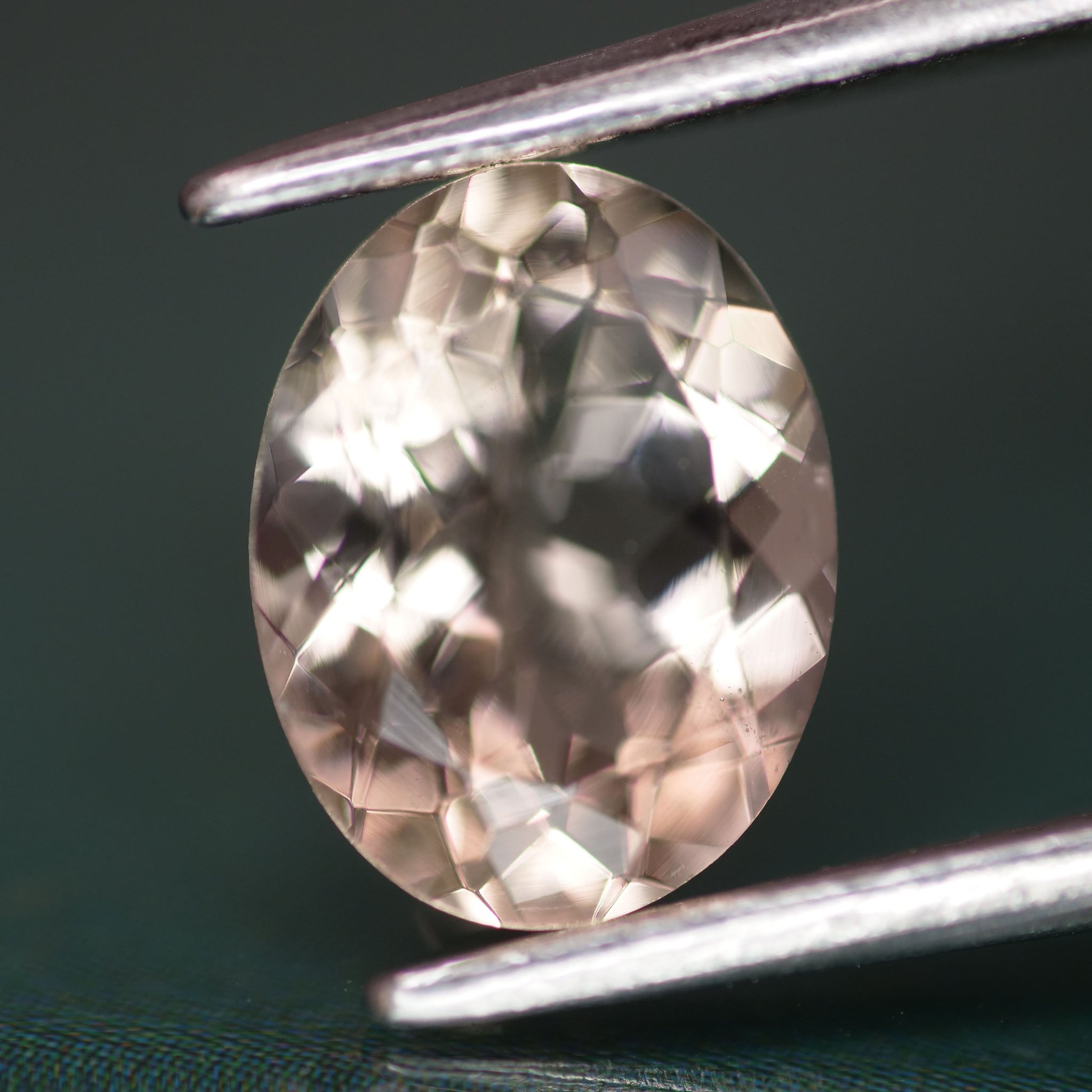 Morganite | natural, peach colour, oval cut 9x7mm, VS, 1.4ct - Eden Garden Jewelry™