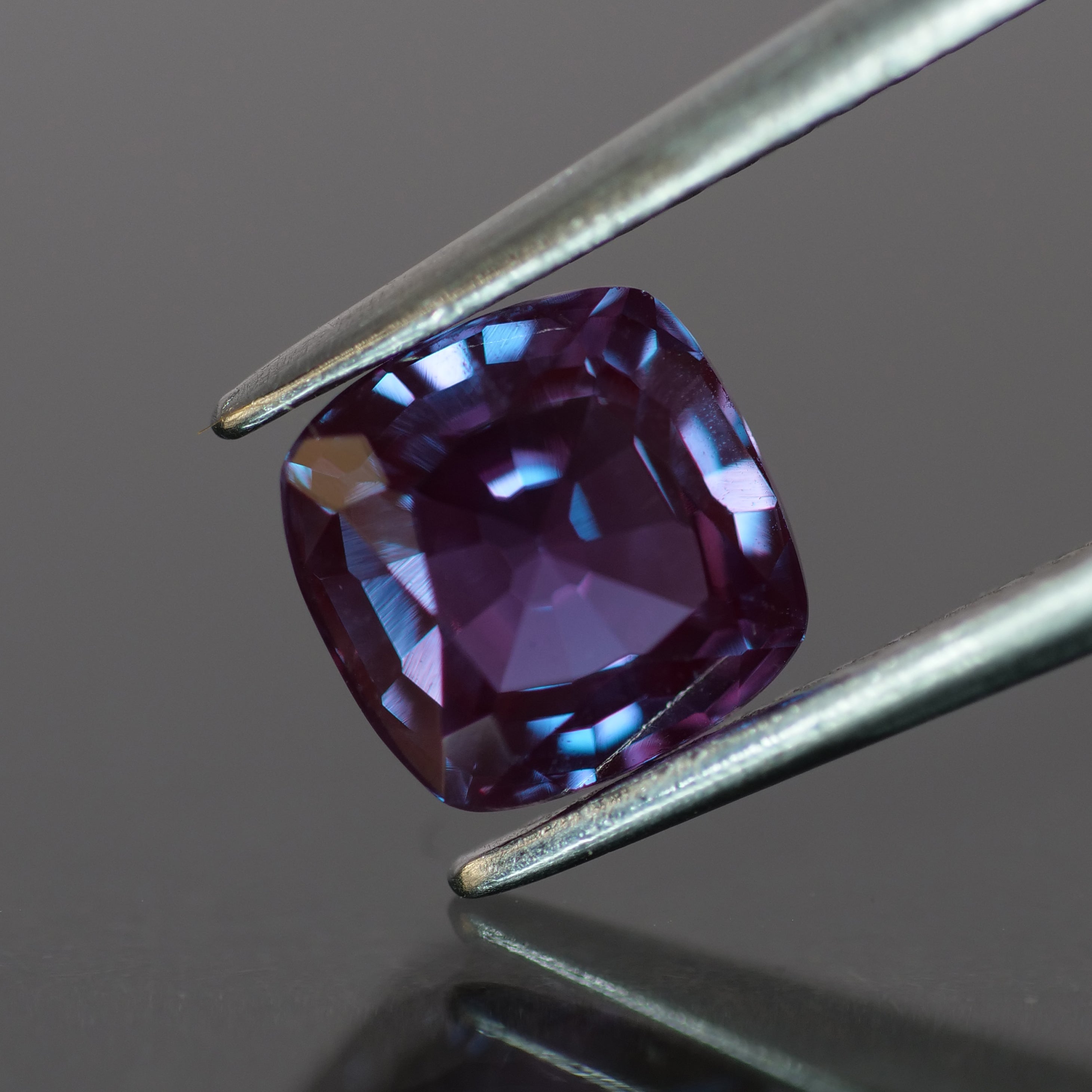 Alexandrite | lab created, colour changing, cushion cut 6mm, 1.2ct ...