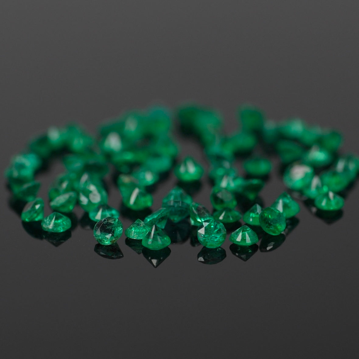 Emerald | natural, green color, round-cut, accent stone - Eden Garden Jewelry™
