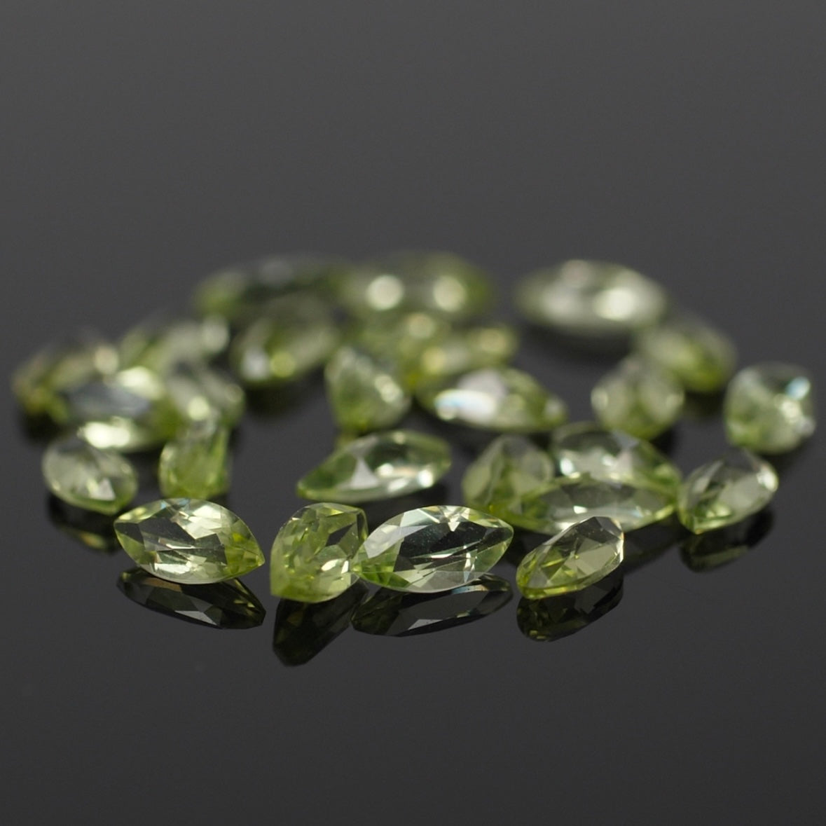 Custom order: Patricia ring with a central lab-grown diamond, accent sapphires and peridots - Eden Garden Jewelry™