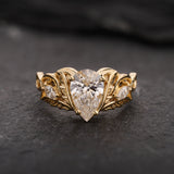 Engagement Ring with Pear-cut Lab-grown Diamond / Ikar