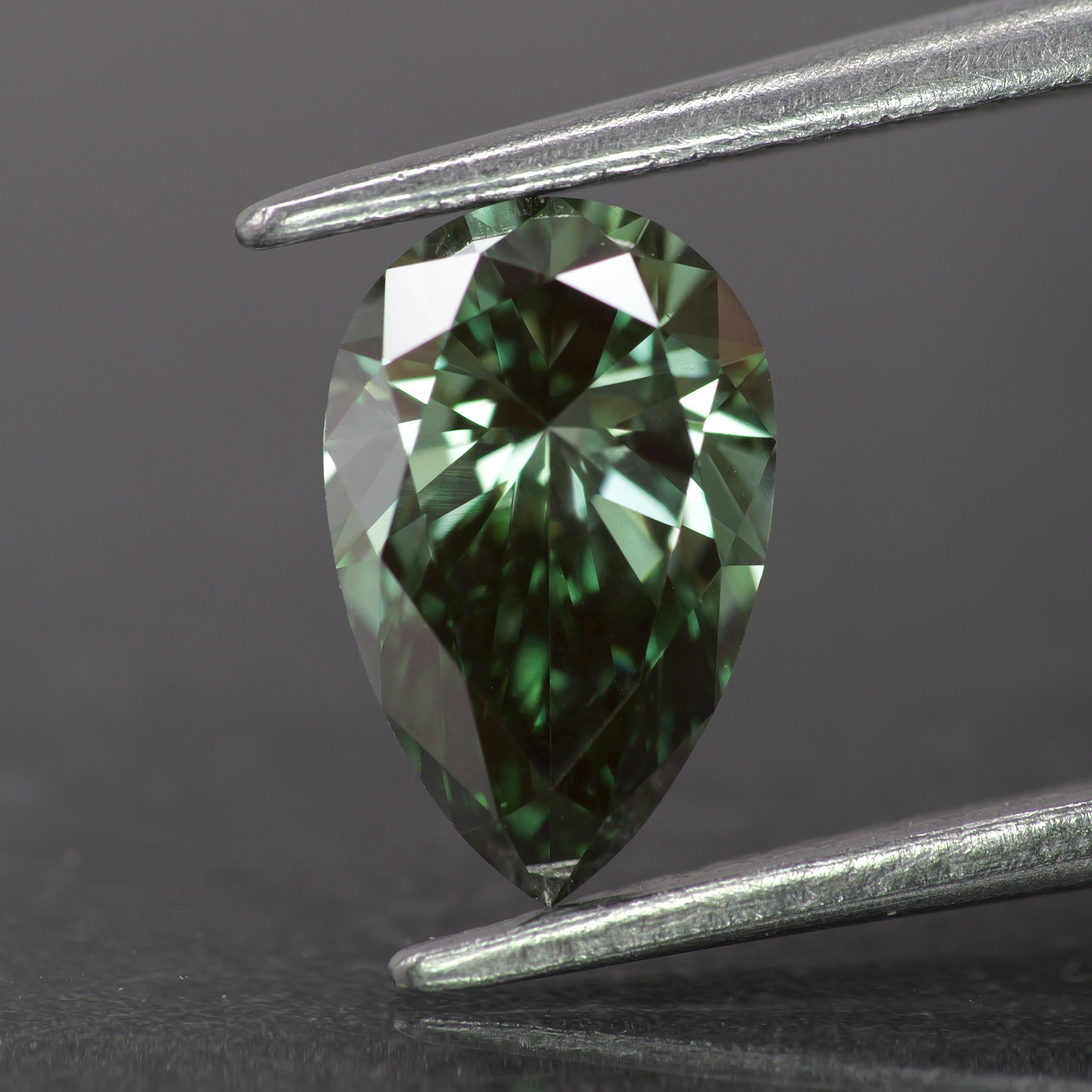 Lab grown diamond | IGI certified | pear-cut, 9x5.5mm, Fancy vivid green color, VS1, 1ct - Eden Garden Jewelry™
