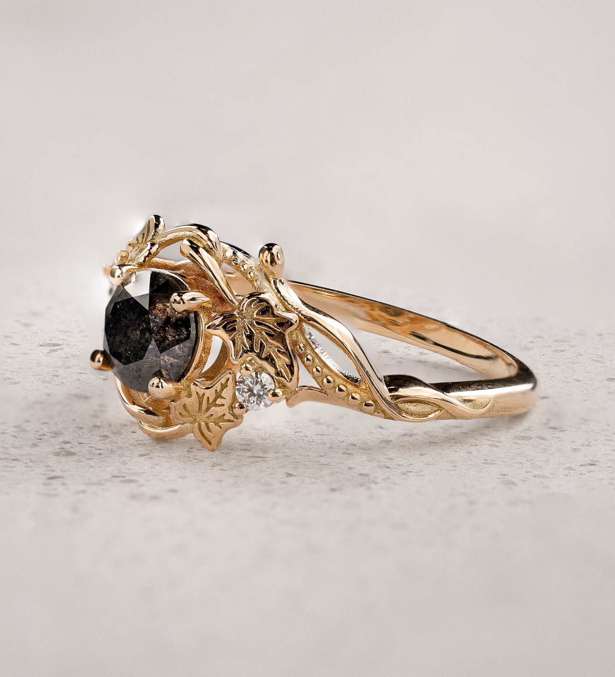 Nature inspired salt & pepper diamond ring / Undina Ivy - Eden Garden Jewelry™