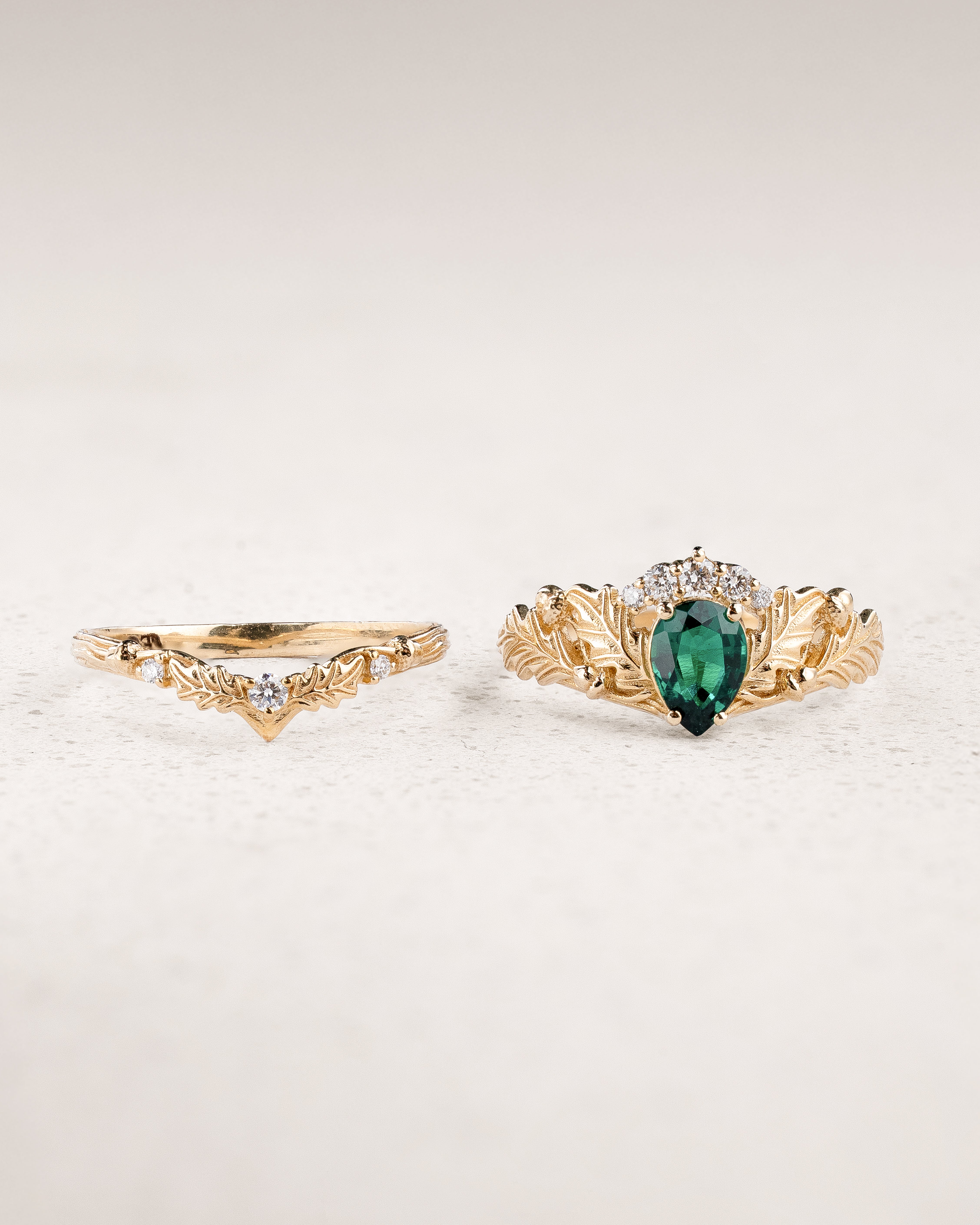 Oak Leaves Bridal Set with Pear-Cut Emerald Engagement Ring / Royal Oak - Eden Garden Jewelry™