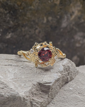 Garnet engagement ring with diamonds / Undina Ivy