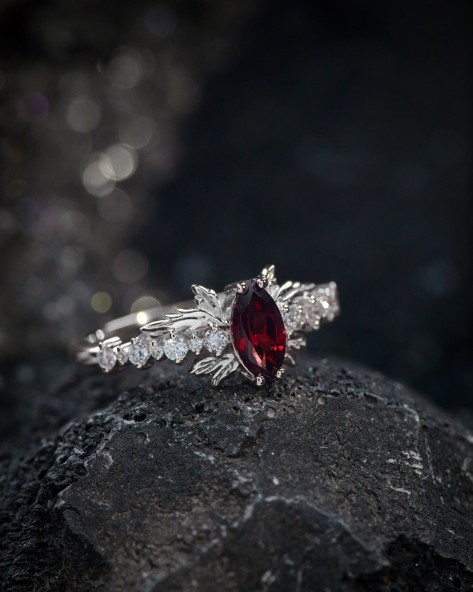 Garnet engagement ring with diamonds / Verbena