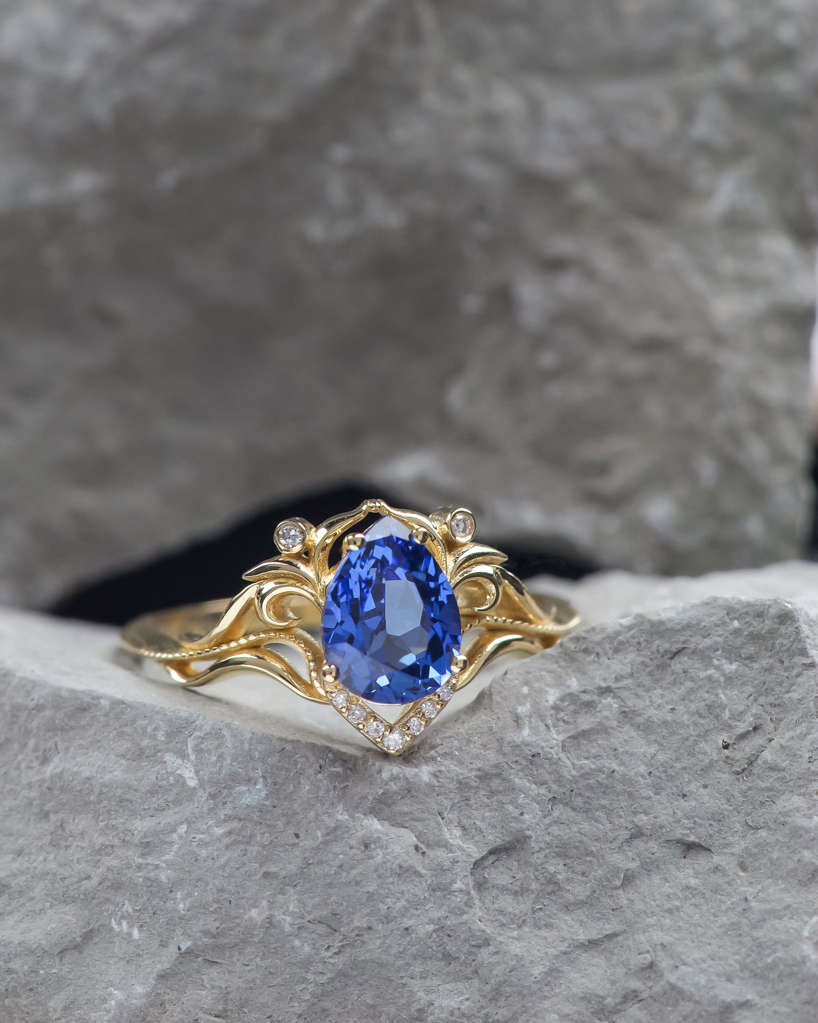 Vivid lab sapphire engagement ring / Lida