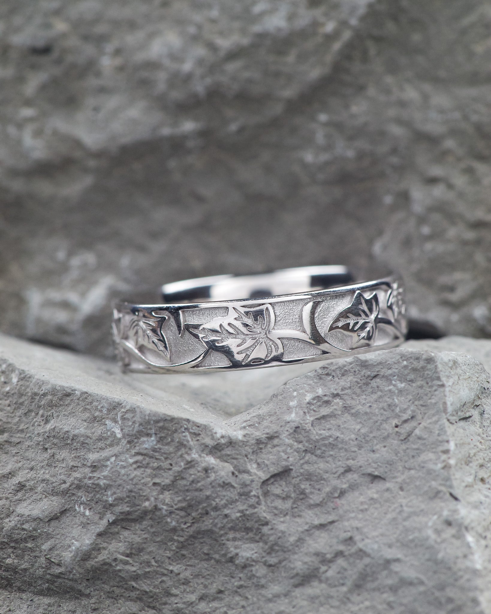 Carved leaves wedding band, ivy ring, 5 mm wide band - Eden Garden Jewelry™