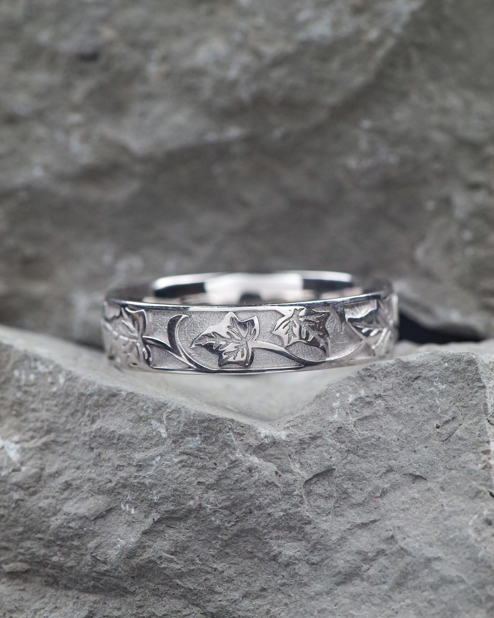Carved leaves wedding band, ivy ring, 5 mm wide band - Eden Garden Jewelry™
