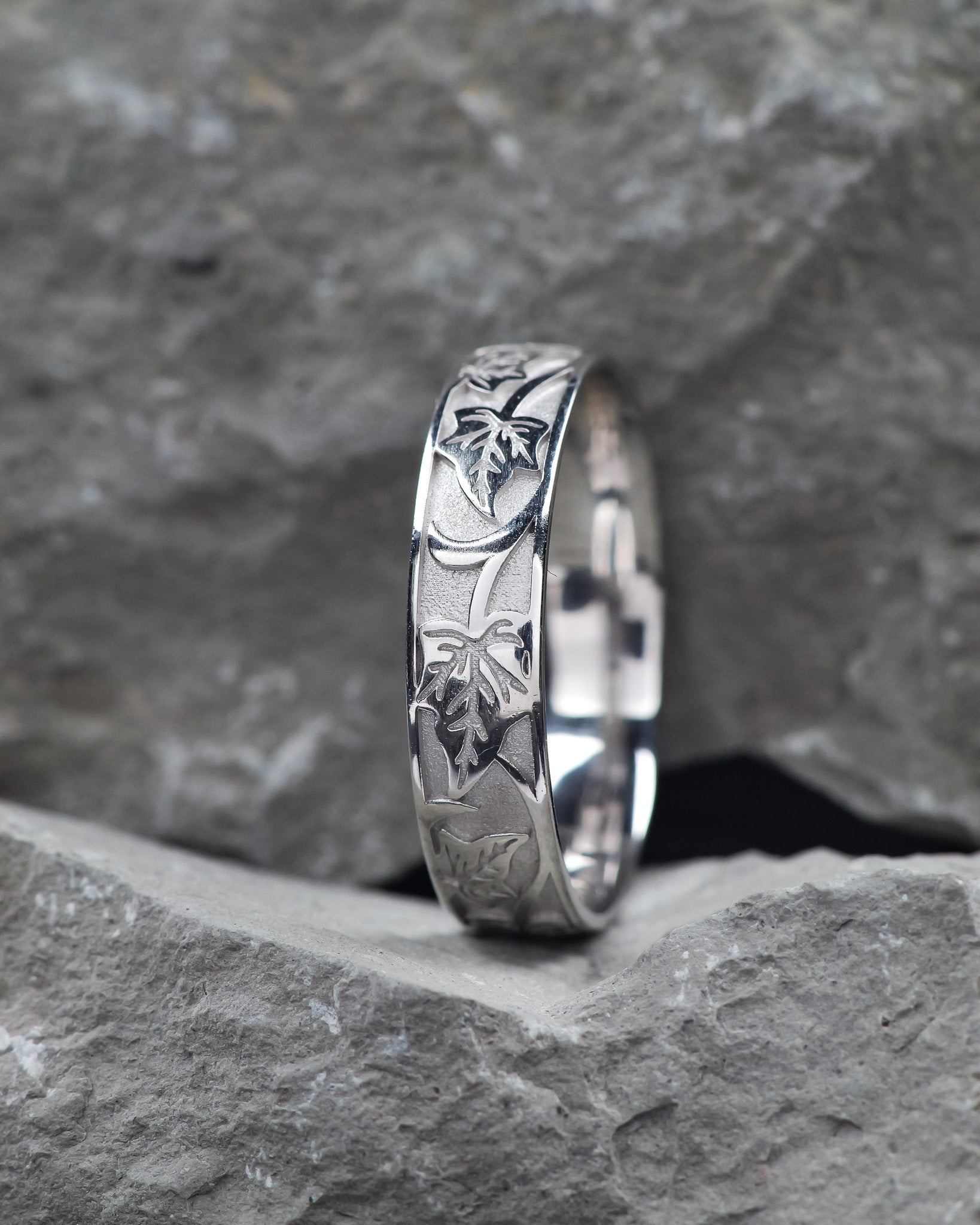 Carved leaves wedding band, ivy ring, 5 mm wide band - Eden Garden Jewelry™