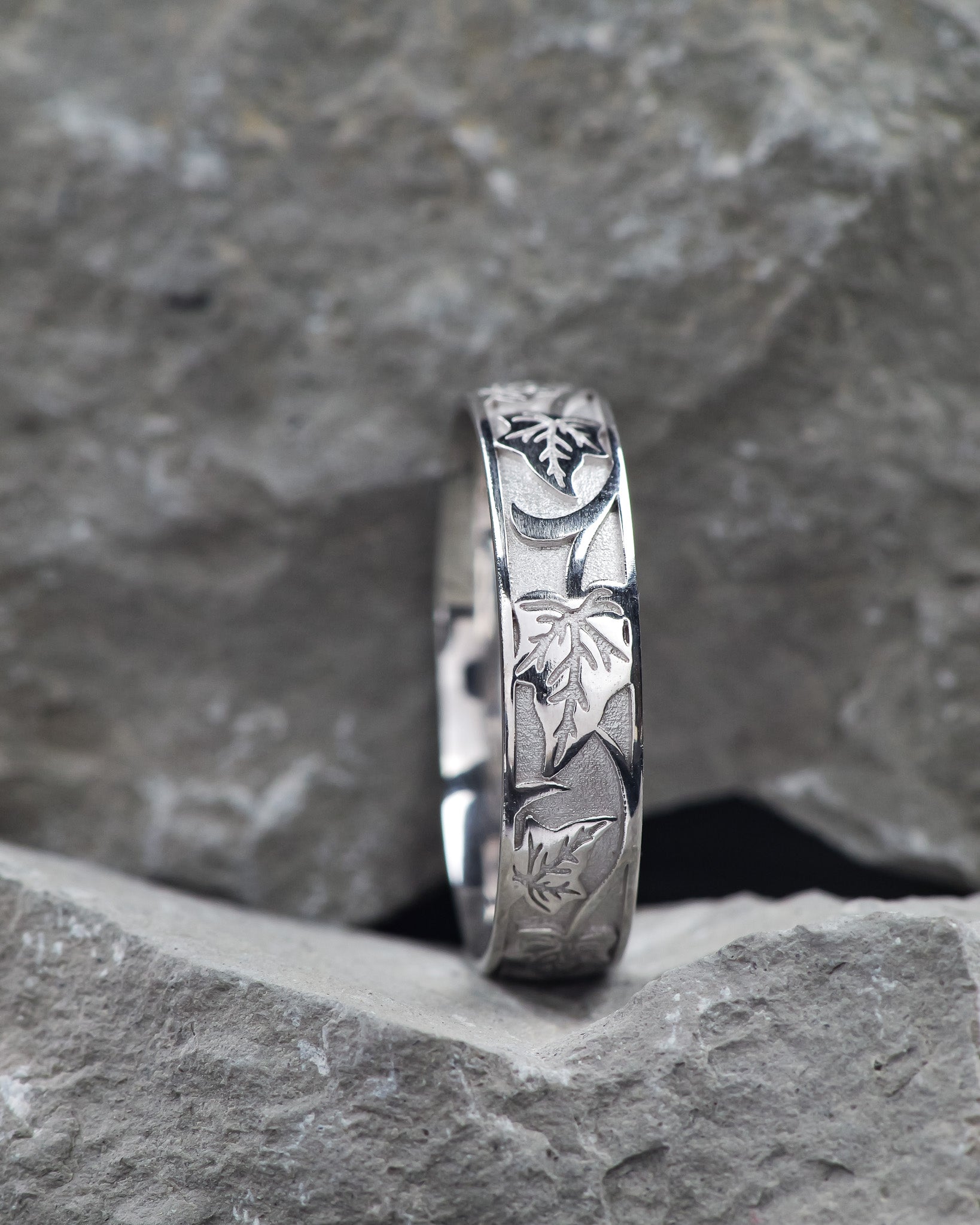 Carved leaves wedding band, ivy ring, 5 mm wide band - Eden Garden Jewelry™