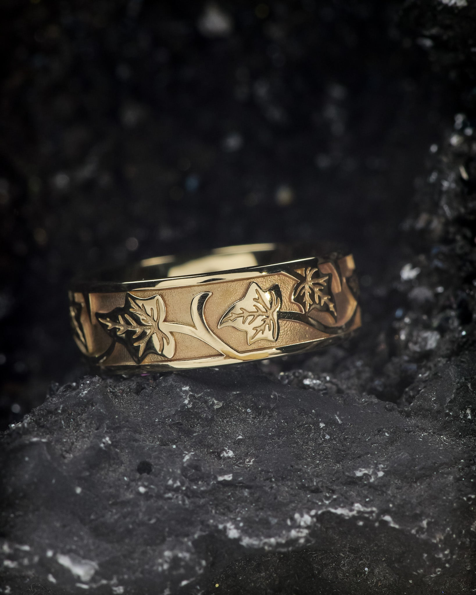 Gold leaf wedding band for man, ivy leaves ring, 6mm - Eden Garden Jewelry™