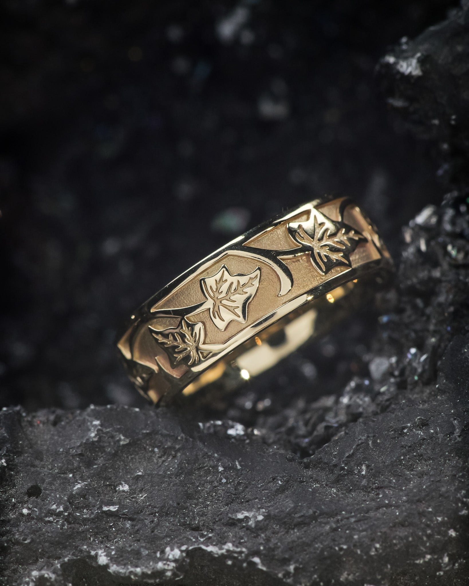 Gold leaf wedding band for man, ivy leaves ring, 6mm - Eden Garden Jewelry™
