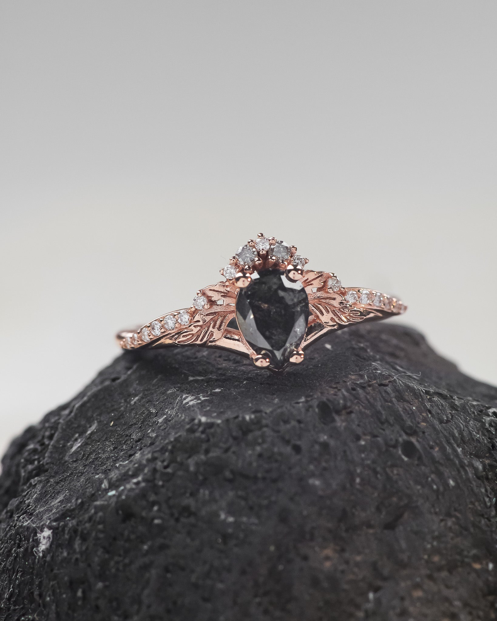 Stunning salt & pepper engagement ring with diamonds / Amelia - Eden Garden Jewelry™
