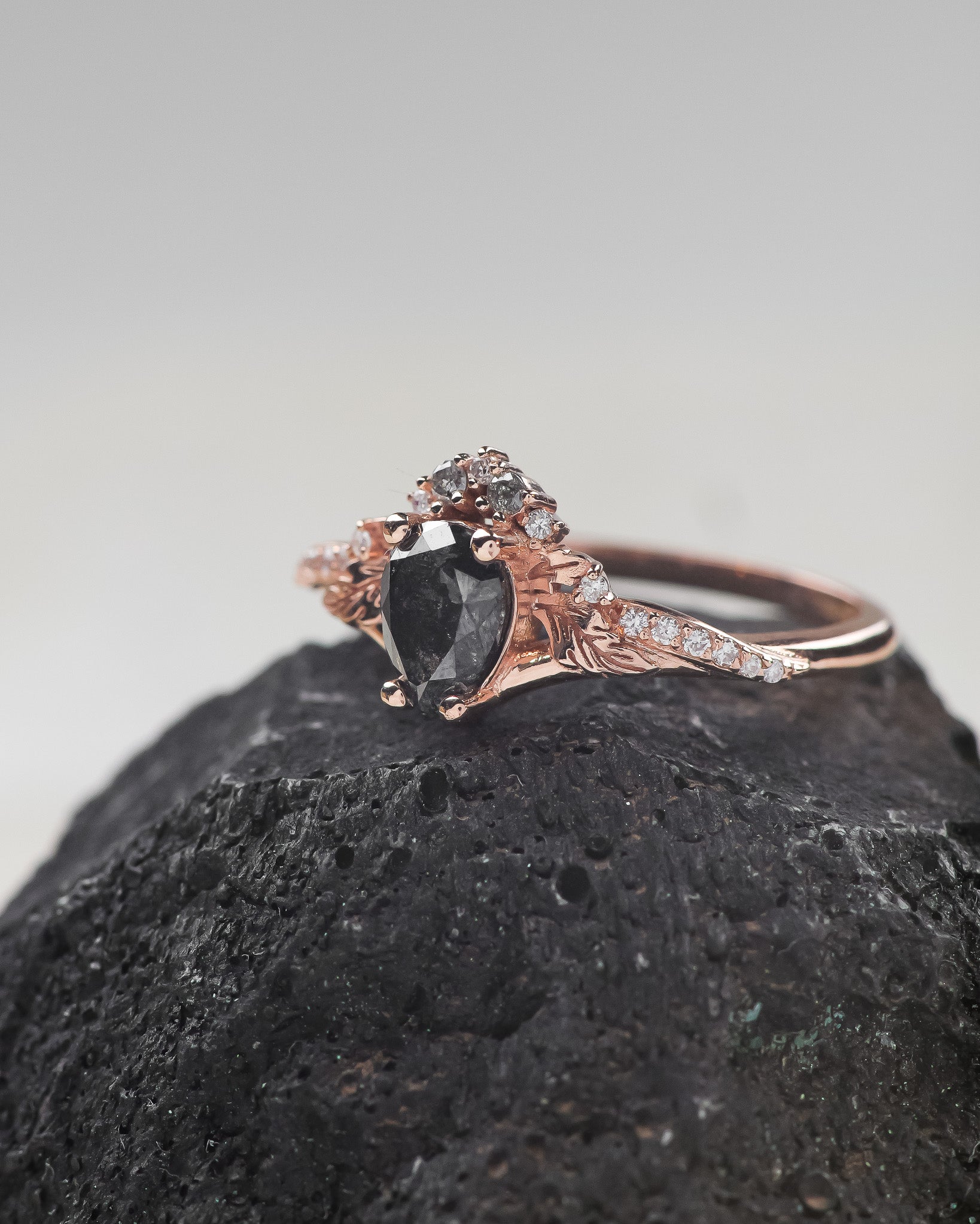 Stunning salt & pepper engagement ring with diamonds / Amelia - Eden Garden Jewelry™