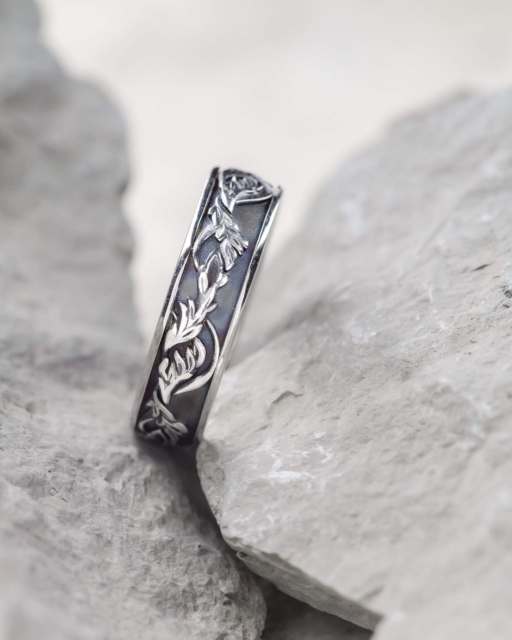 White gold leaf wedding ring for man, japanese maple leaves ring with black rhodium plating - Eden Garden Jewelry™