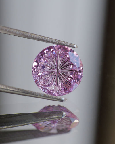 Sapphire | lab-grown, purplish pink color, round shape, fantasy-cut, 9mm, 3ct - Eden Garden Jewelry™