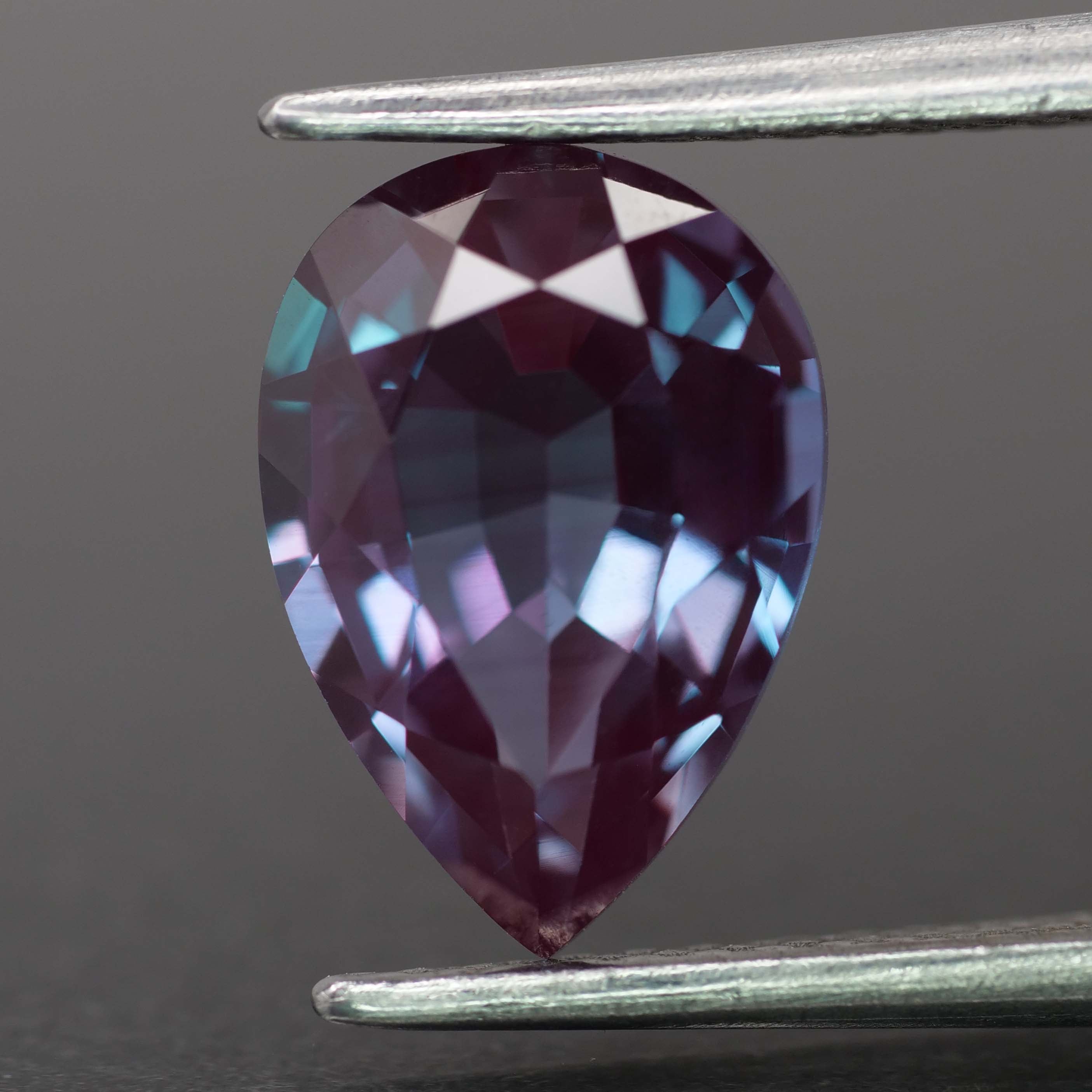 Alexandrite | IGI certified | lab-created, colour changing, pear-cut, 10x7mm, *2.7ct - Eden Garden Jewelry™