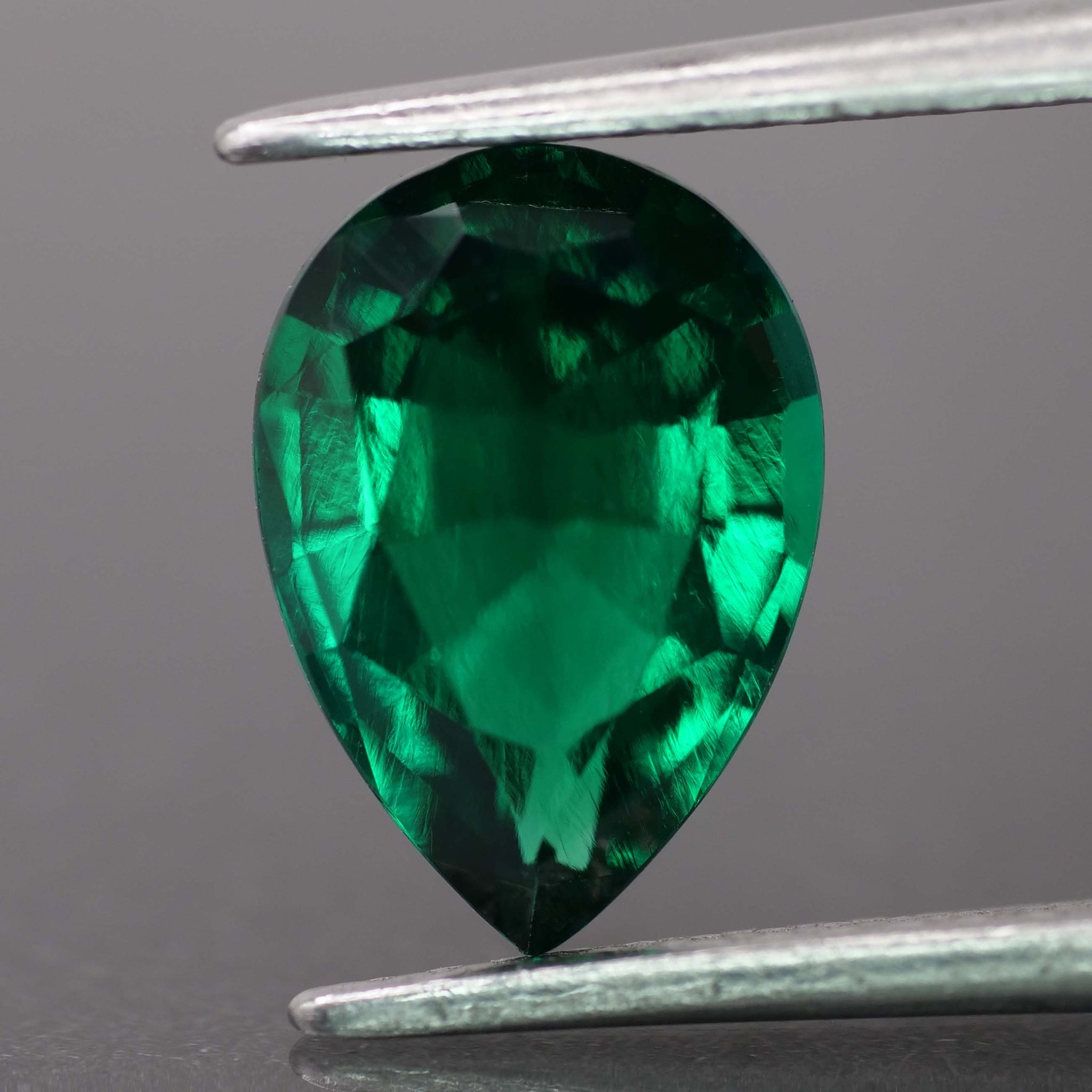 Deposit payment: Silviya ring with a central 10x7 pear-cut lab-grown emerald