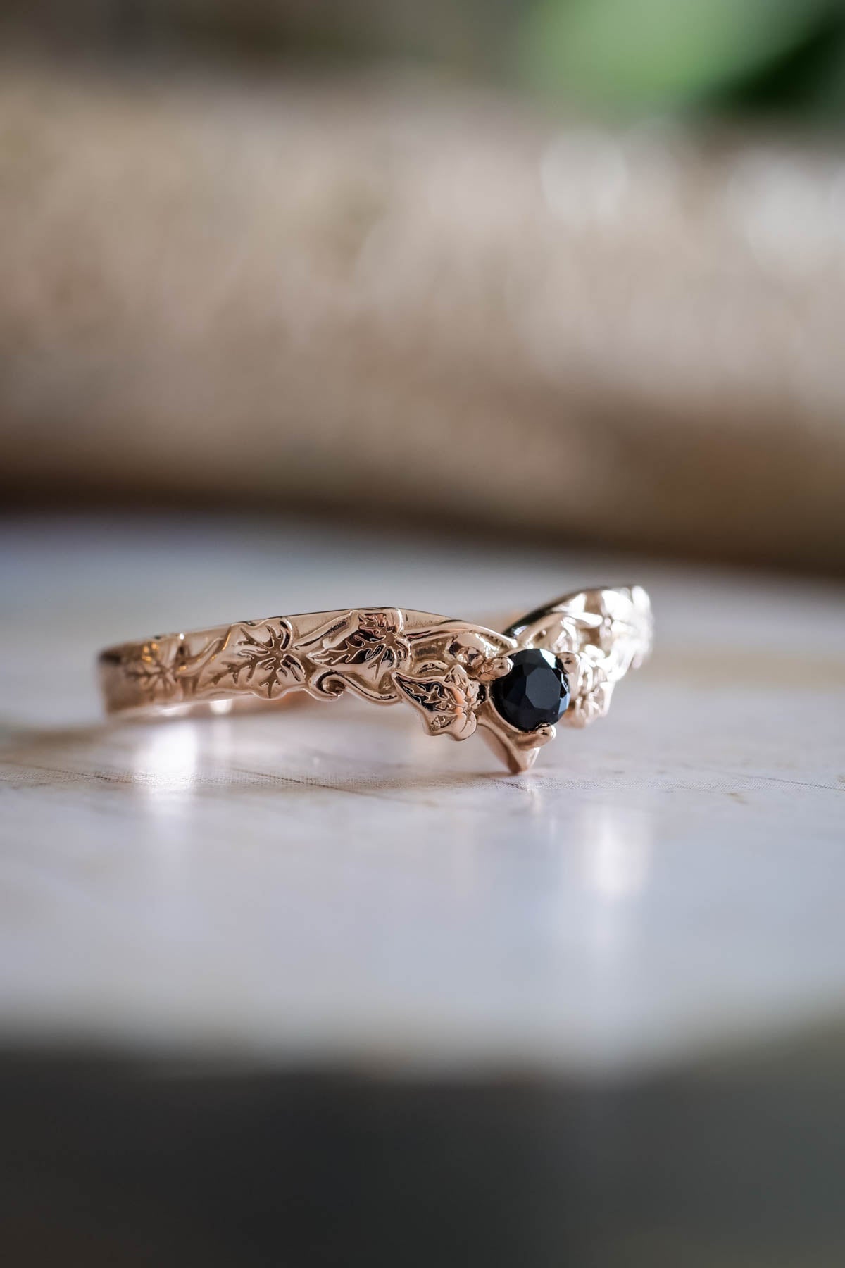 Chevron ivy leaves wedding band with 3 mm gemstone - Eden Garden Jewelry™