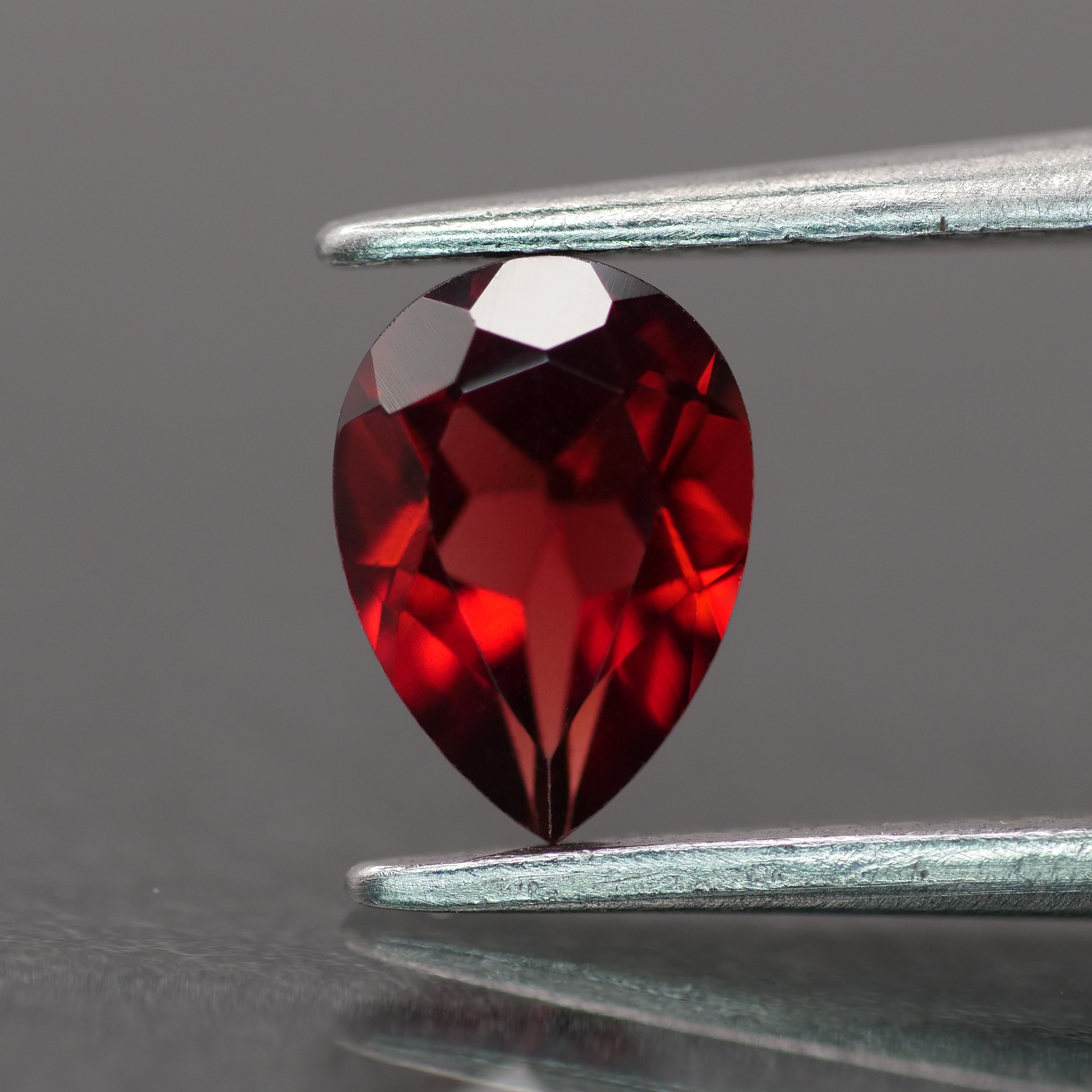 Garnet | red color, pear-cut, 7x5mm, 0.7ct - Eden Garden Jewelry™