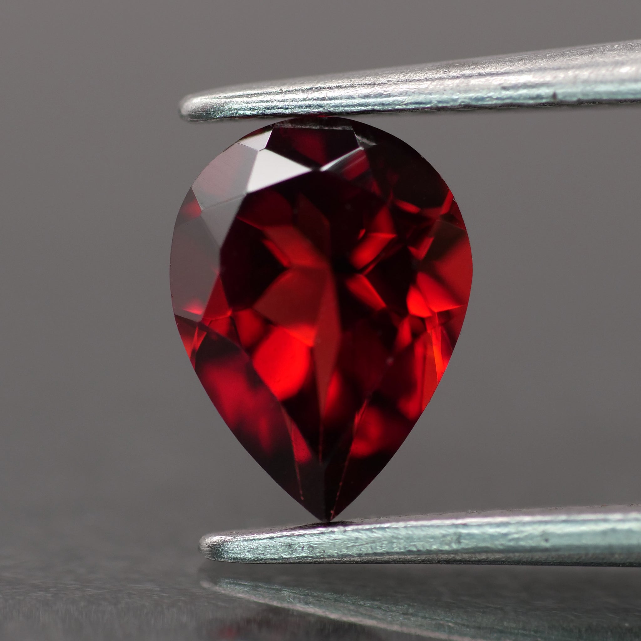 Garnet | red color, pear-cut, 8x6mm, 1.2 ct, VVS