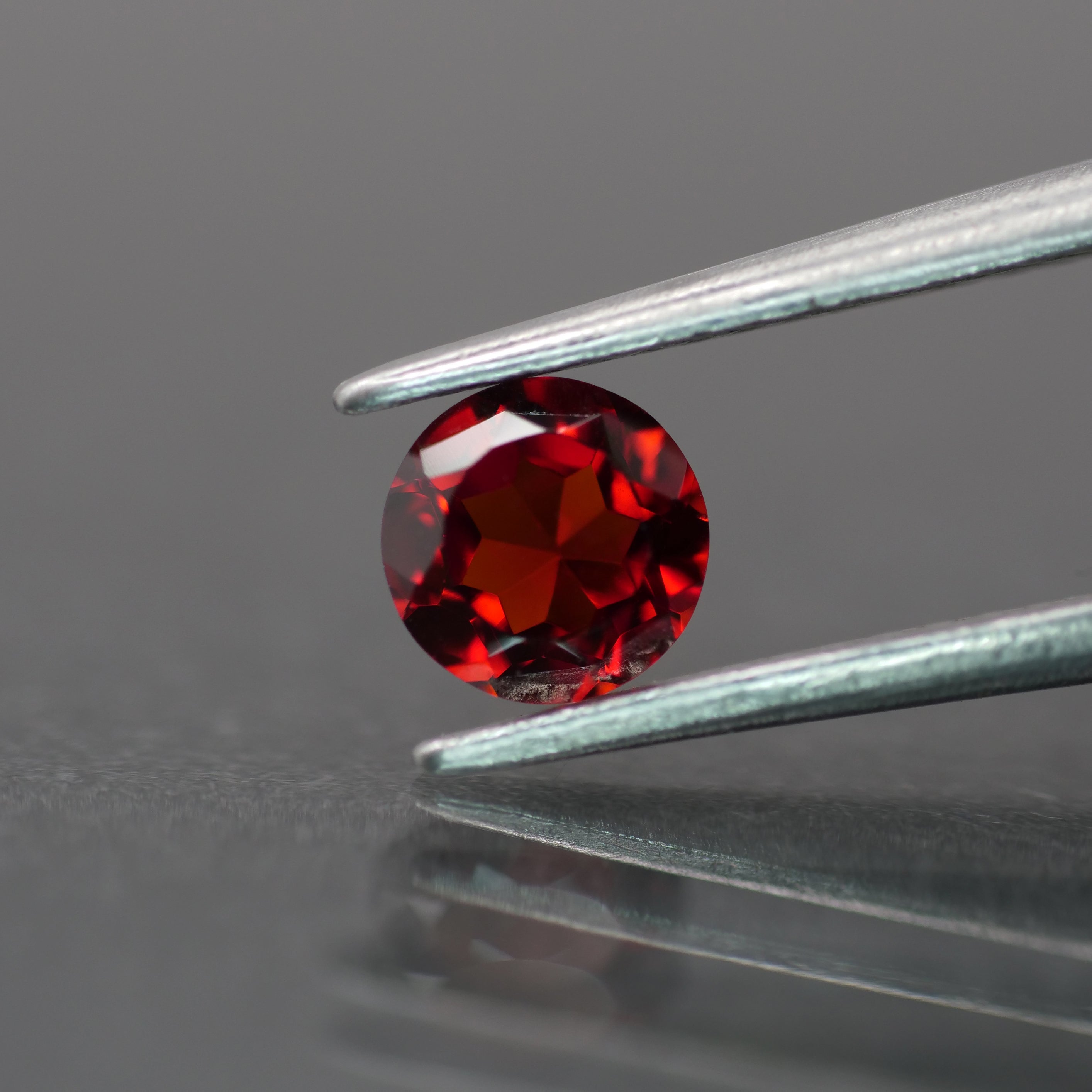 Garnet | red color, round-cut, 5mm, 0.5ct - Eden Garden Jewelry™