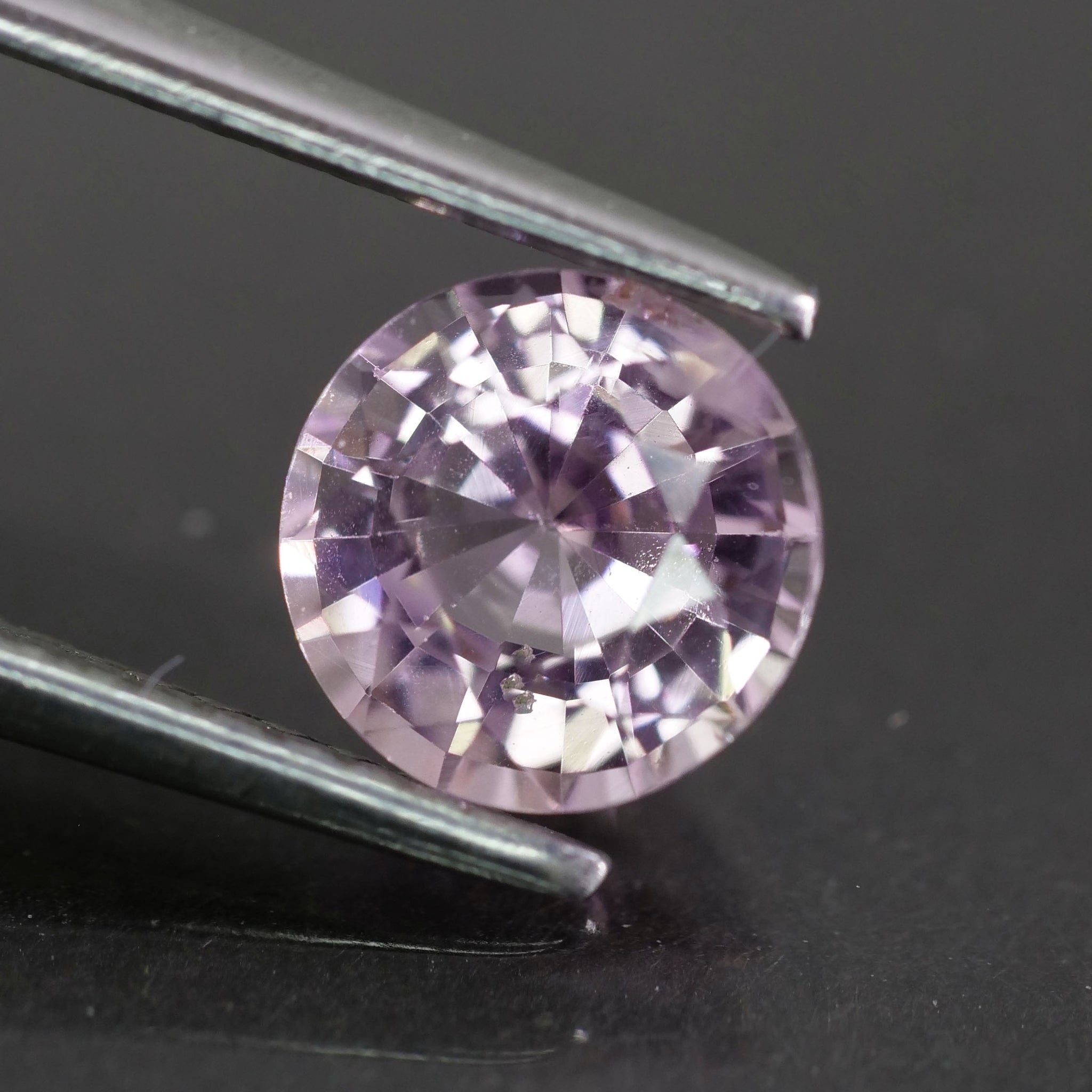 Sapphire | natural, orangish pinkish, round cut 6 mm, 0.90 ct, VS - Eden Garden Jewelry™