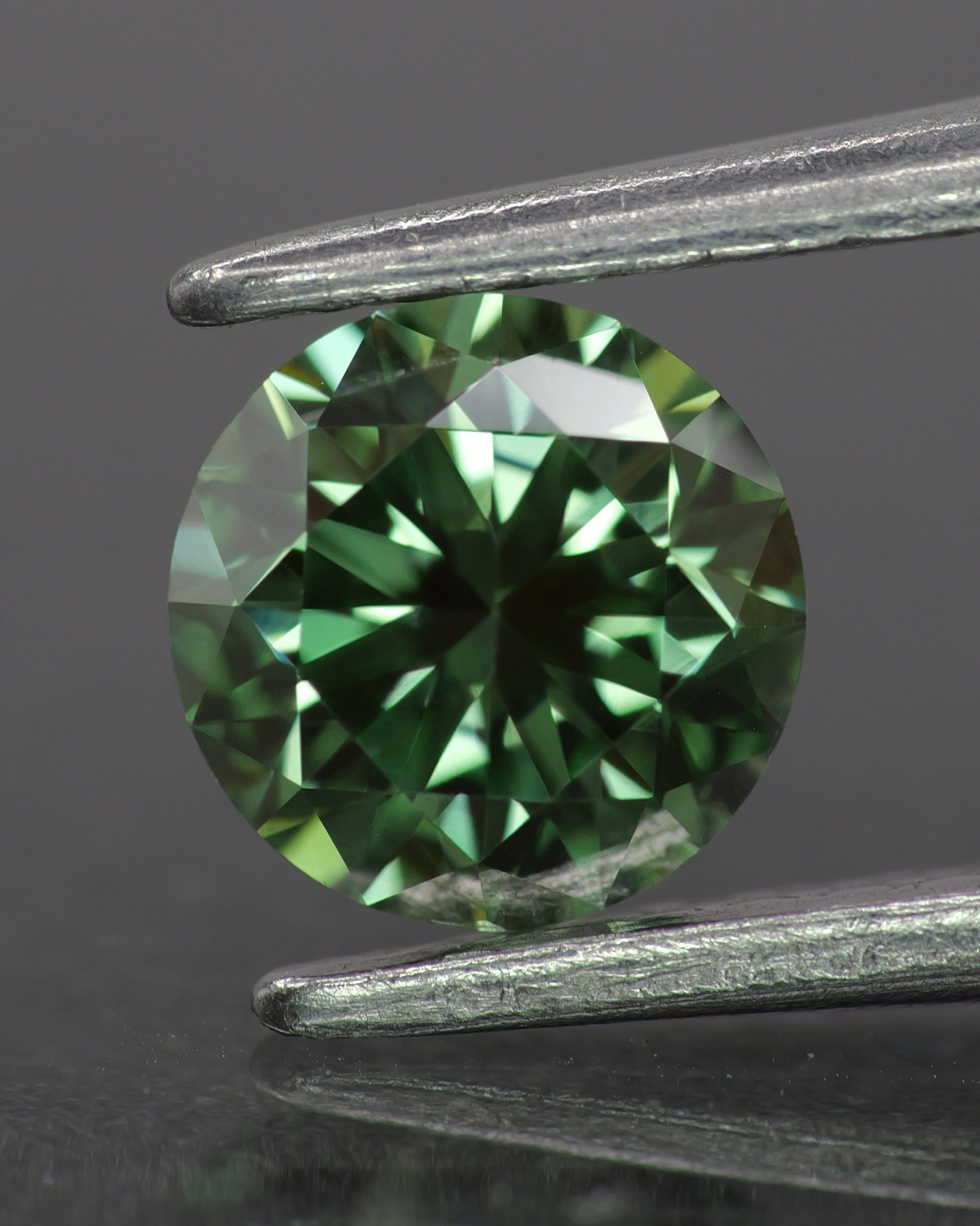 Lab grown diamond | IGI certified | round-cut, *8mm, Fancy vivid green color, VS-VVS, *2ct - Eden Garden Jewelry™