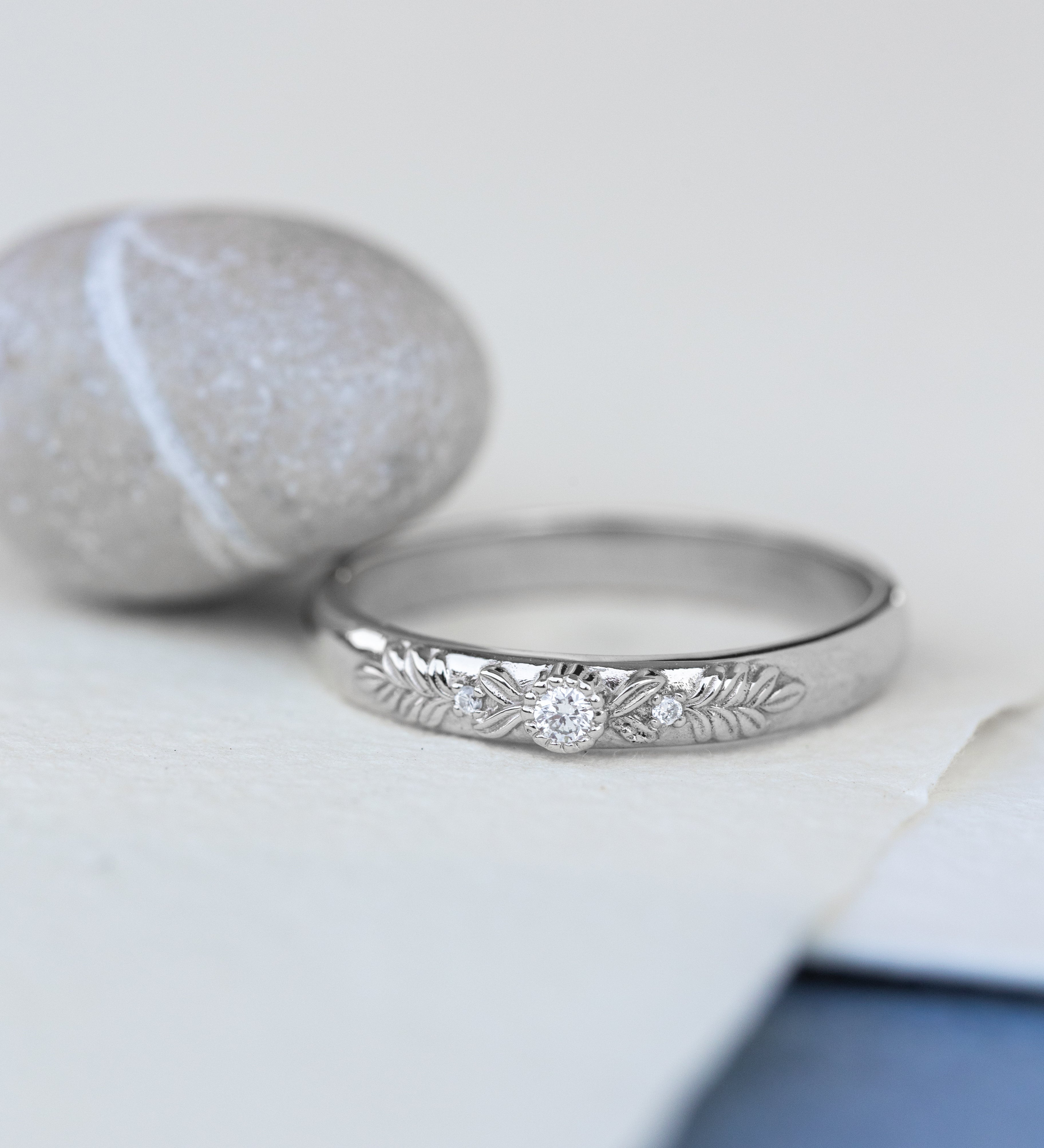 READY TO SHIP: White gold wreath wedding band with three lab grown diamonds, AVAILABLE RING SIZES 7.5US - Eden Garden Jewelry™