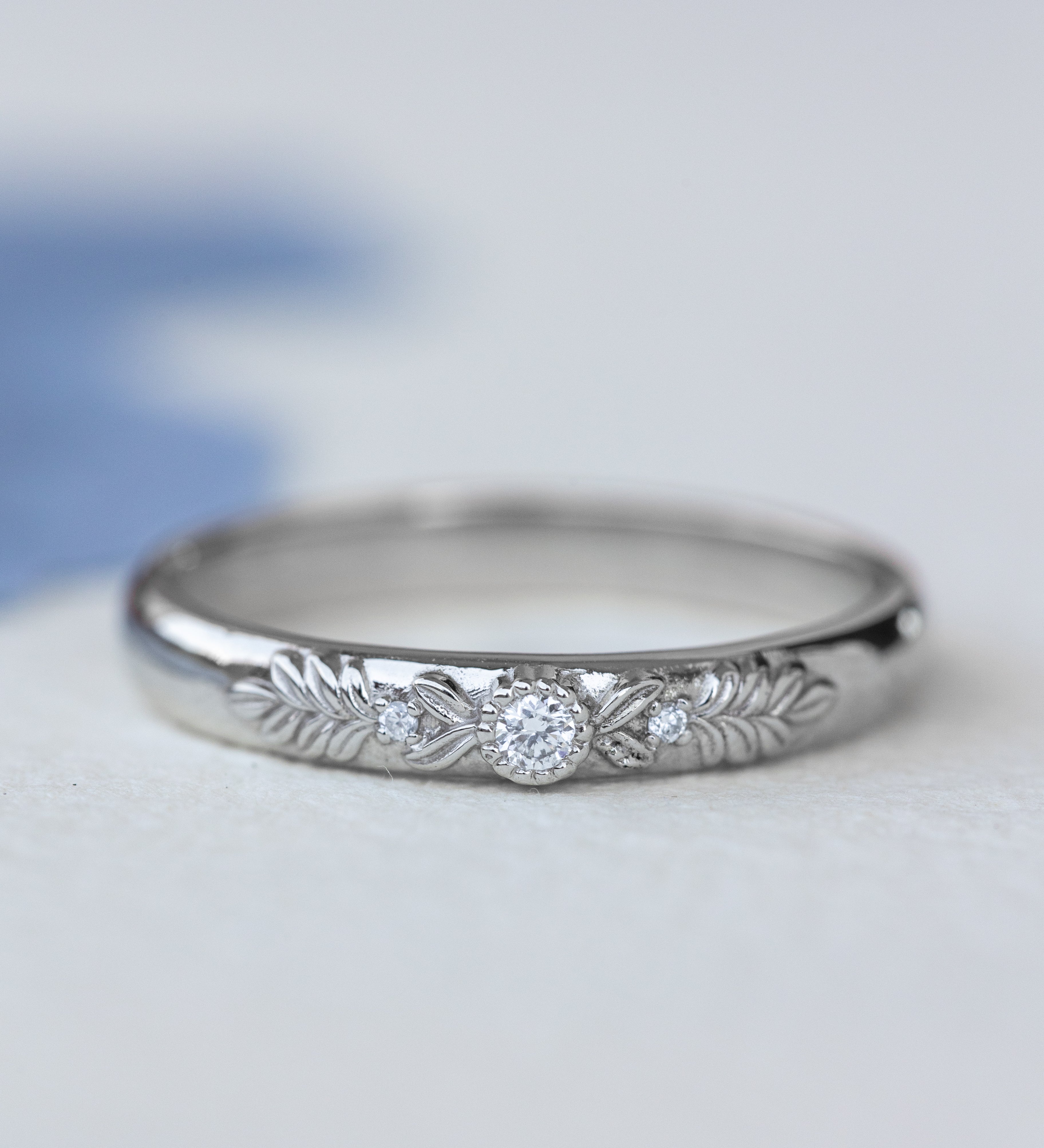 READY TO SHIP: White gold wreath wedding band with three lab grown diamonds, AVAILABLE RING SIZES 7.5US - Eden Garden Jewelry™