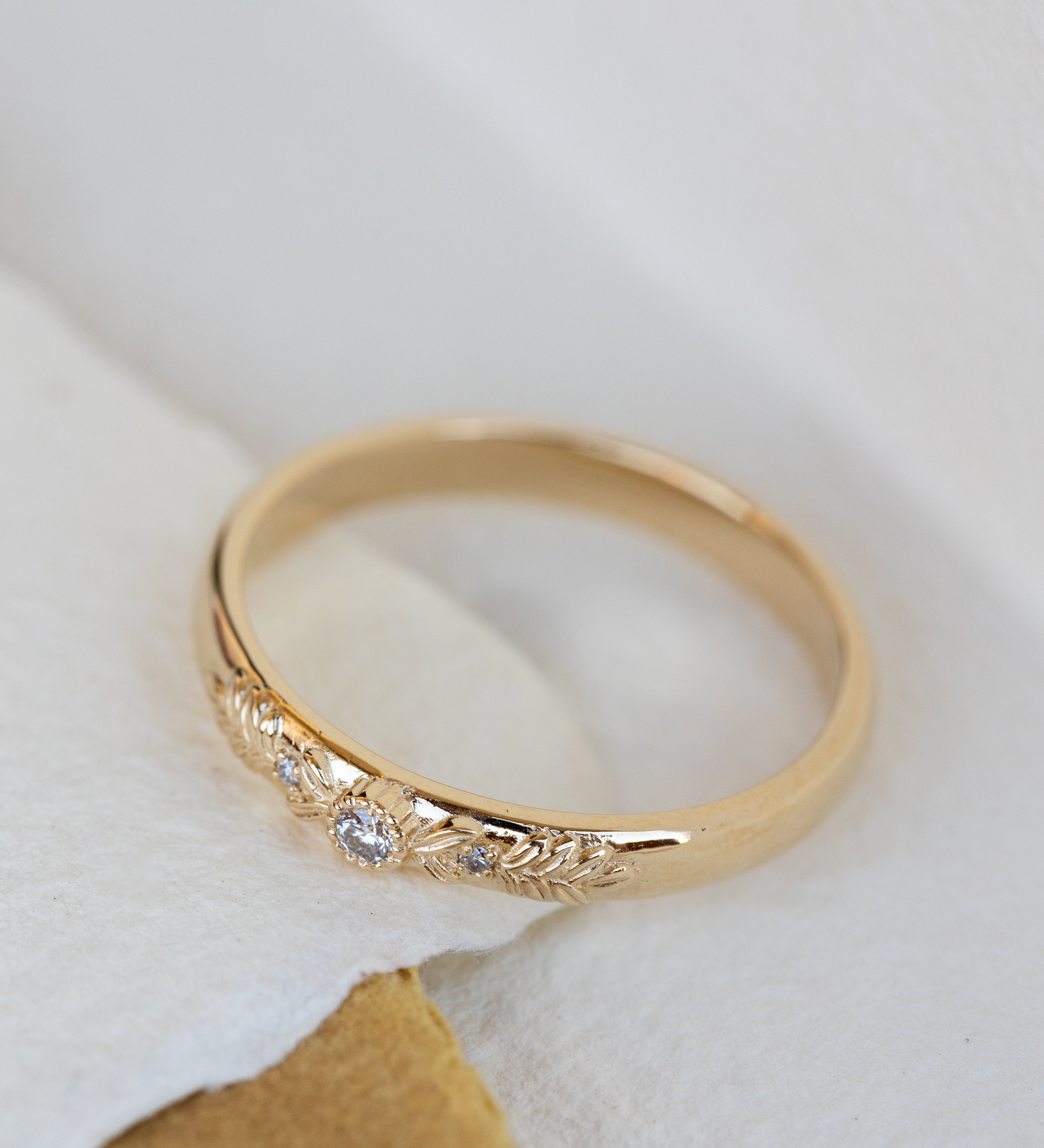 READY TO SHIP: Yellow gold wreath wedding band with three lab grown diamonds, AVAILABLE RING SIZES 8US - Eden Garden Jewelry™