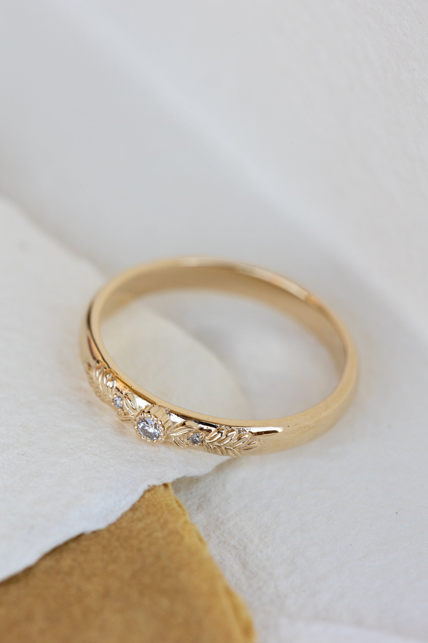 READY TO SHIP: Yellow gold wreath wedding band with three lab grown diamonds, AVAILABLE RING SIZES 8US - Eden Garden Jewelry™