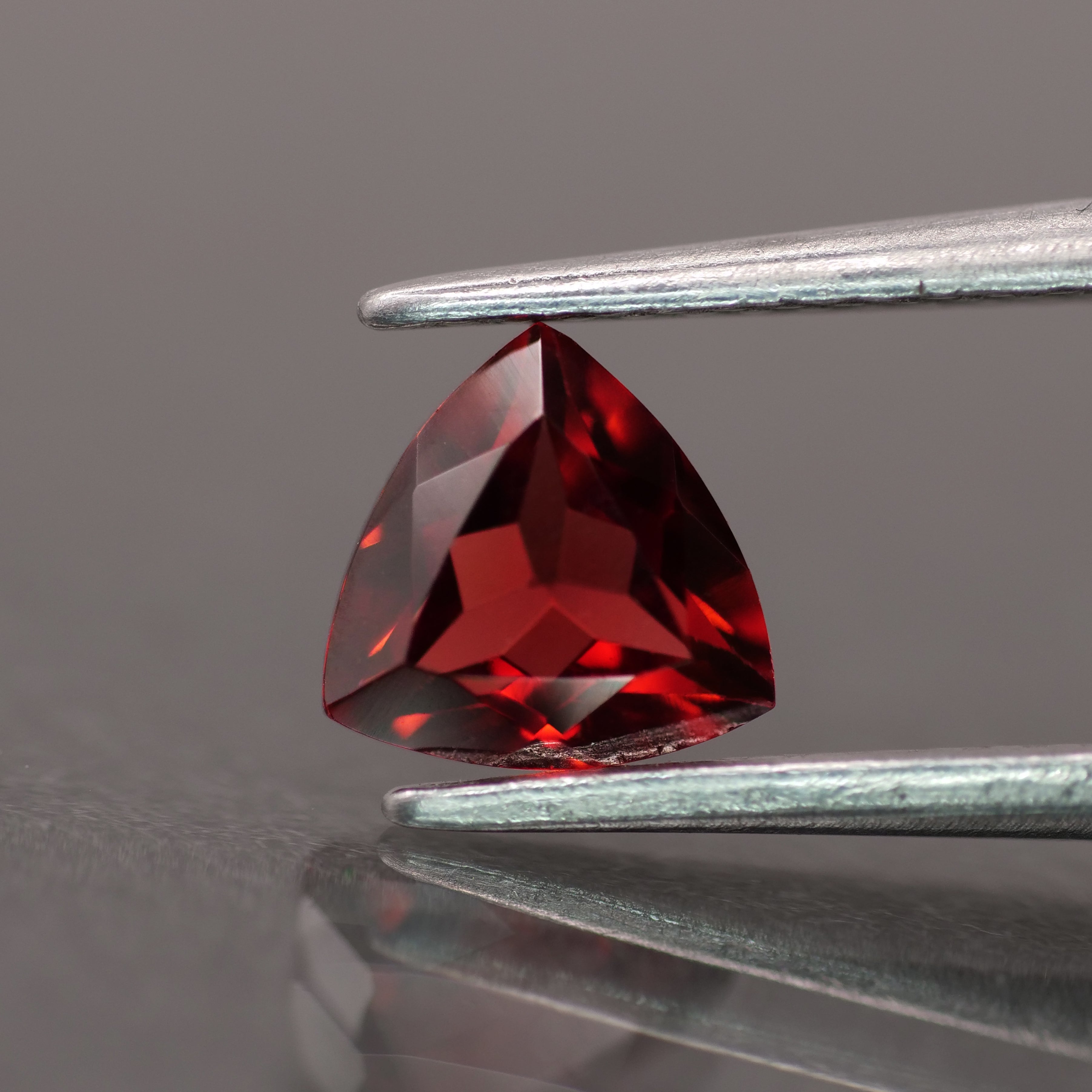 Garnet | red color, trillion-cut, 6mm, 0.7ct - Eden Garden Jewelry™