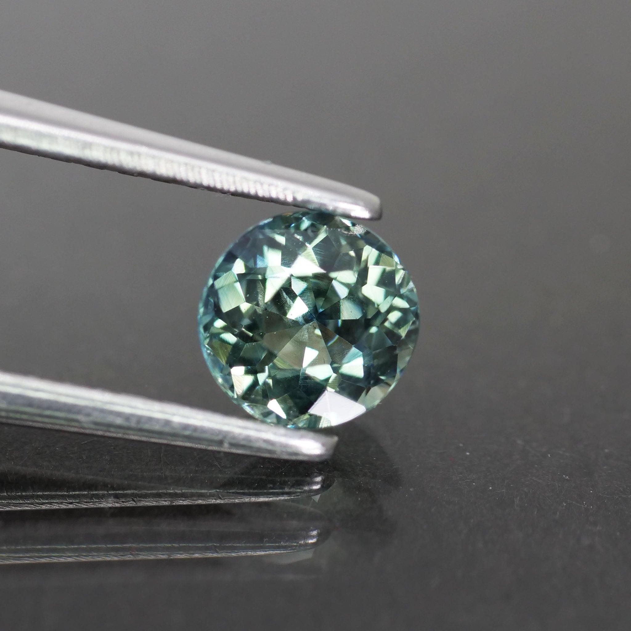 Sapphire Teal | natural, light greenish blue, round cut 5 mm, 0.6ct - Eden Garden Jewelry™