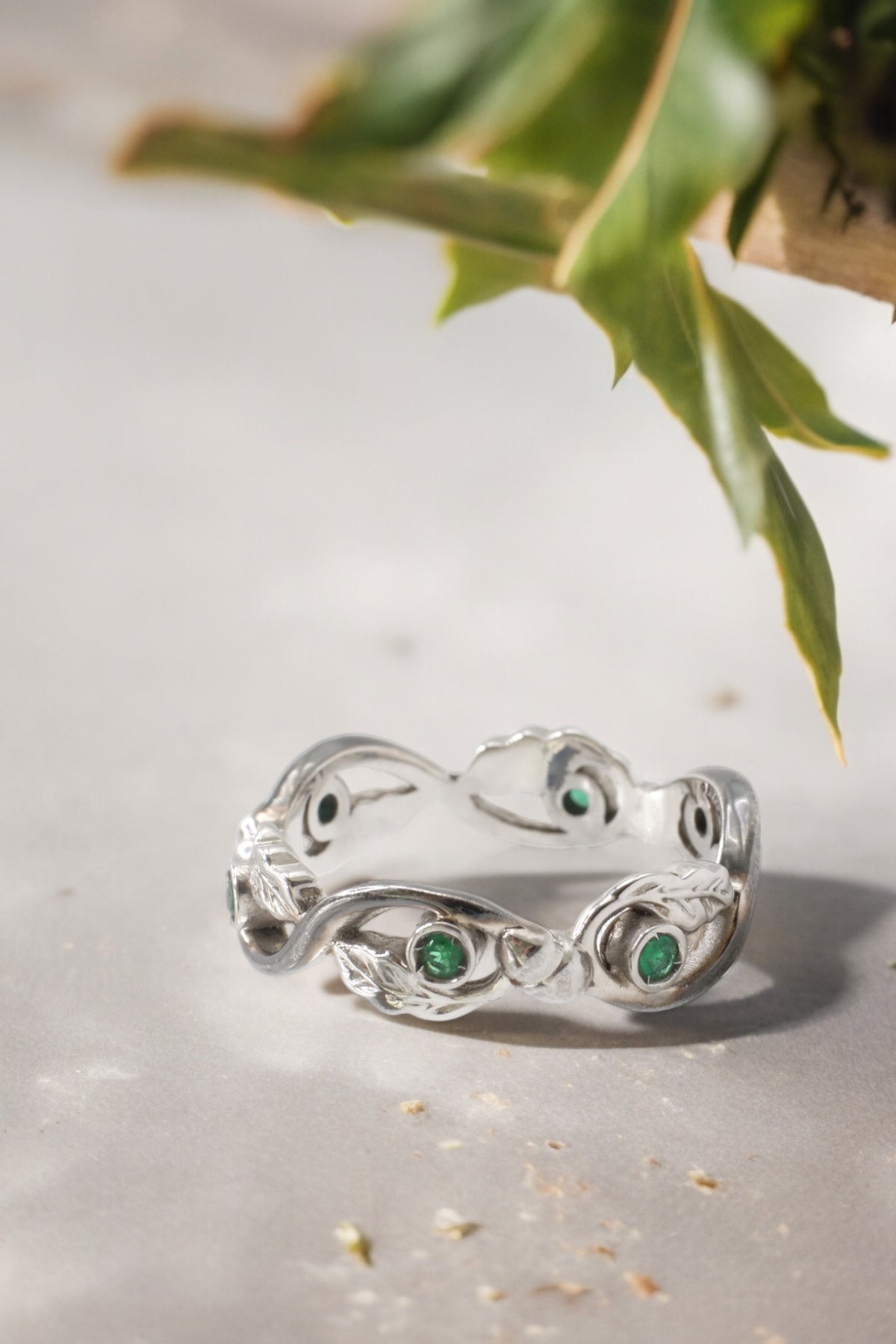 READY TO SHIP: Emerald oak leaves unisex wedding band in 14K white gold with black rhodium plating, AVAILABLE RING SIZES: 9 US - Eden Garden Jewelry™