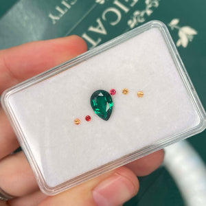 Deposit payment: Silviya ring with a central 10x7 pear-cut lab-grown emerald