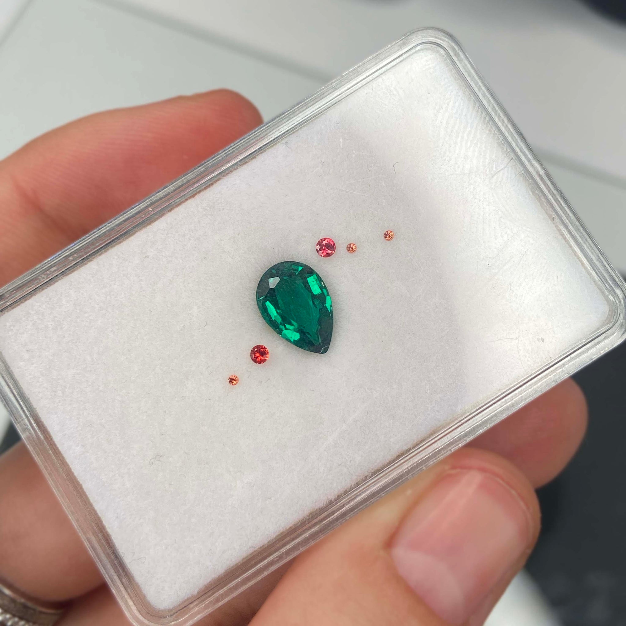 Deposit payment: Silviya ring with a central 10x7 pear-cut lab-grown emerald