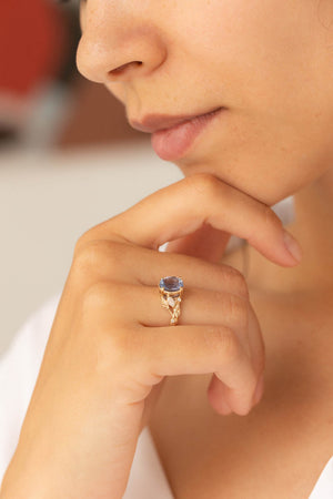 Premium Photo | White engagement ring with sapphire 3d render with beautiful  background