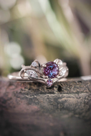 Engagement ring with alexandrite and diamonds / Swanlake - Eden Garden Jewelry™