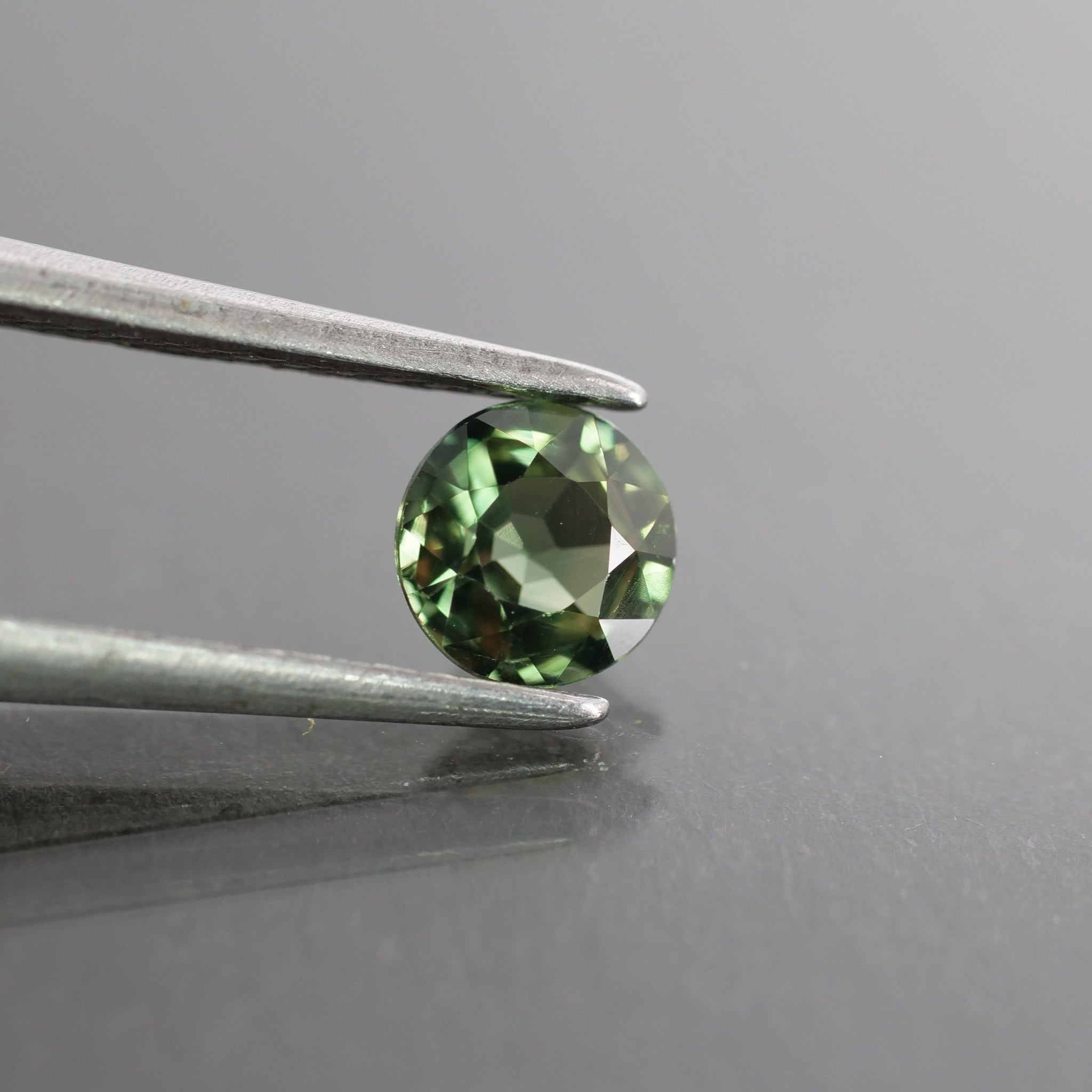 Sapphire | natural, green, round cut 4.75mm, VS, 0.57 ct, Australia - Eden Garden Jewelry™