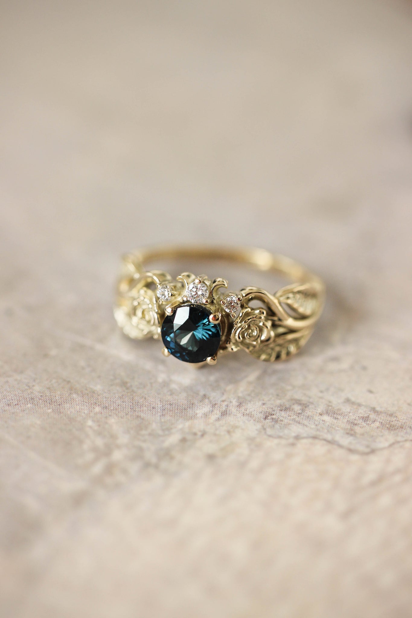 Engagement ring with two roses, sapphire and diamonds - Eden Garden Jewelry™