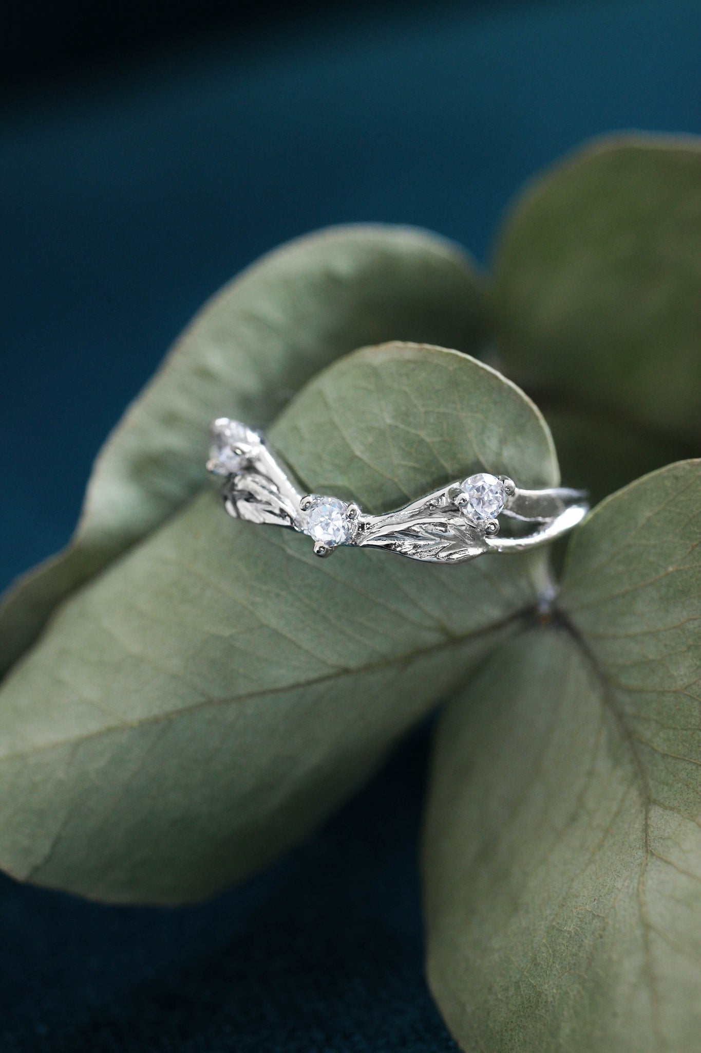 Curved wedding ring with three diamonds - Eden Garden Jewelry™