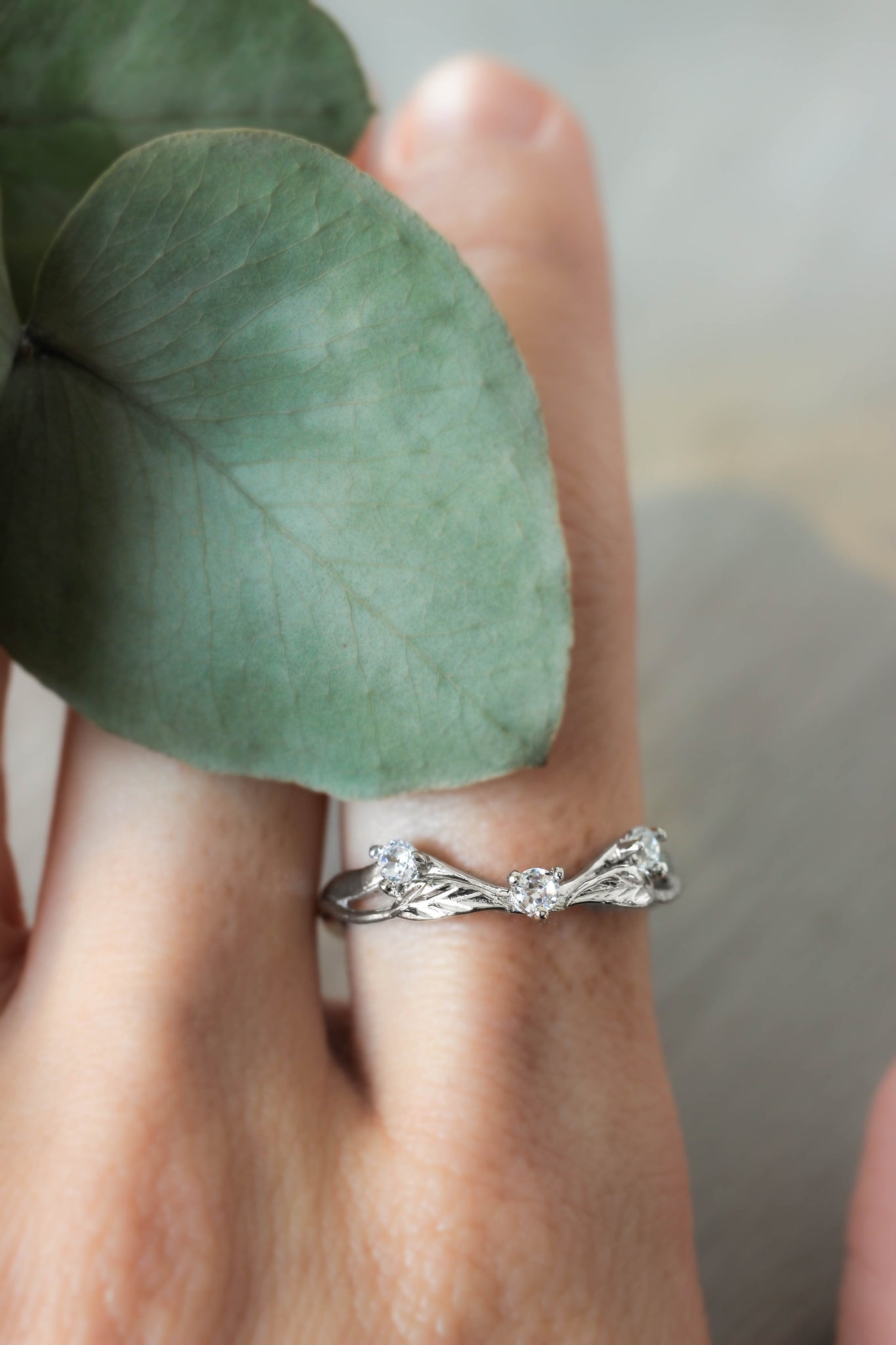 Curved wedding ring with three diamonds - Eden Garden Jewelry™