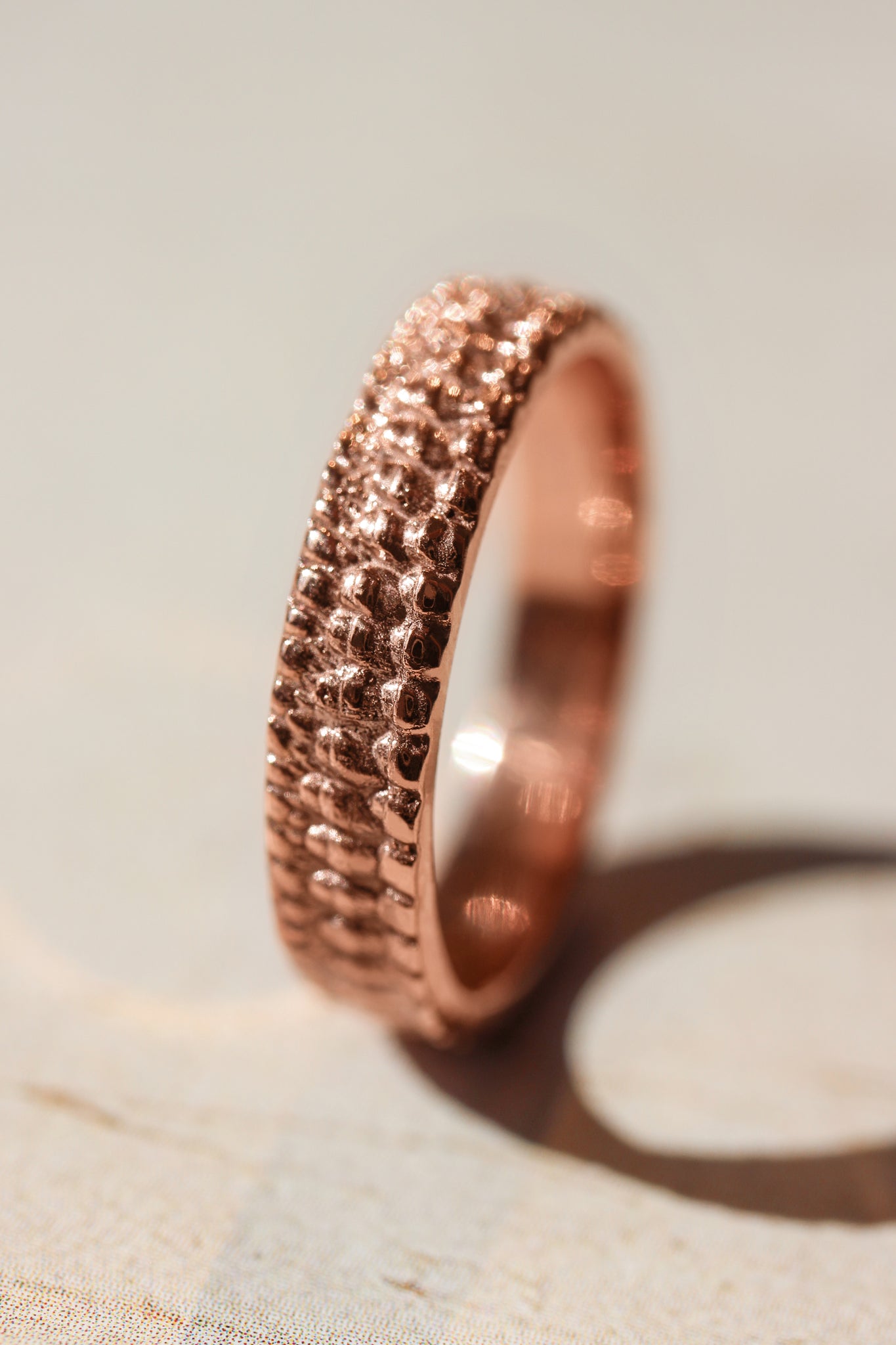 Textured crocodile's skin ring, 4 mm wedding band for woman - Eden Garden Jewelry™