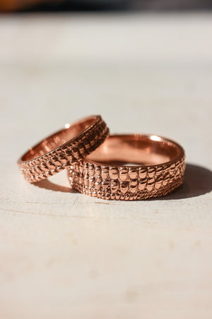 Textured crocodile's skin ring, 6 mm wedding band for man - Eden Garden Jewelry™