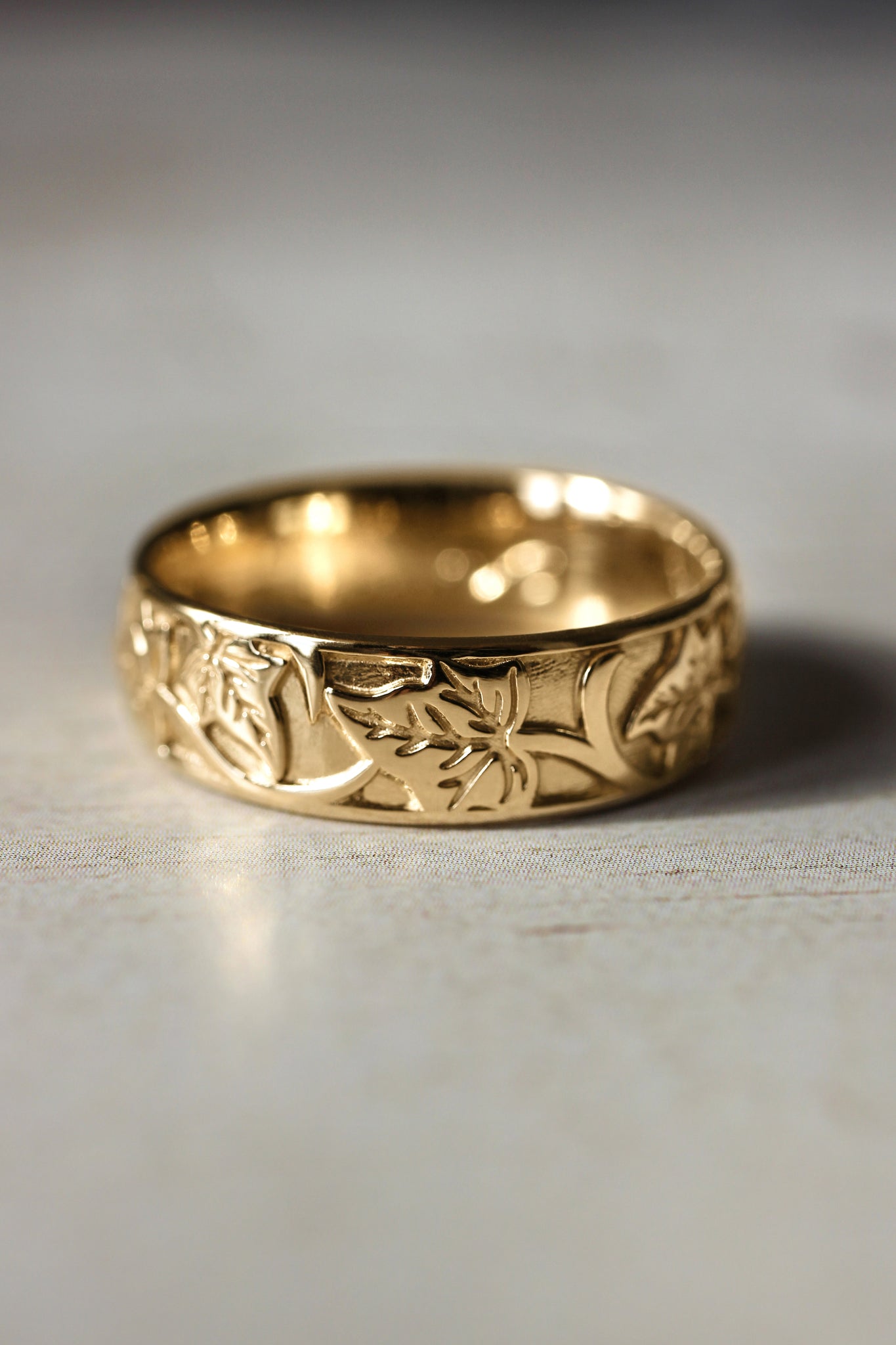 Black and gold wedding band for man, ivy leaves ring - Eden Garden Jewelry™