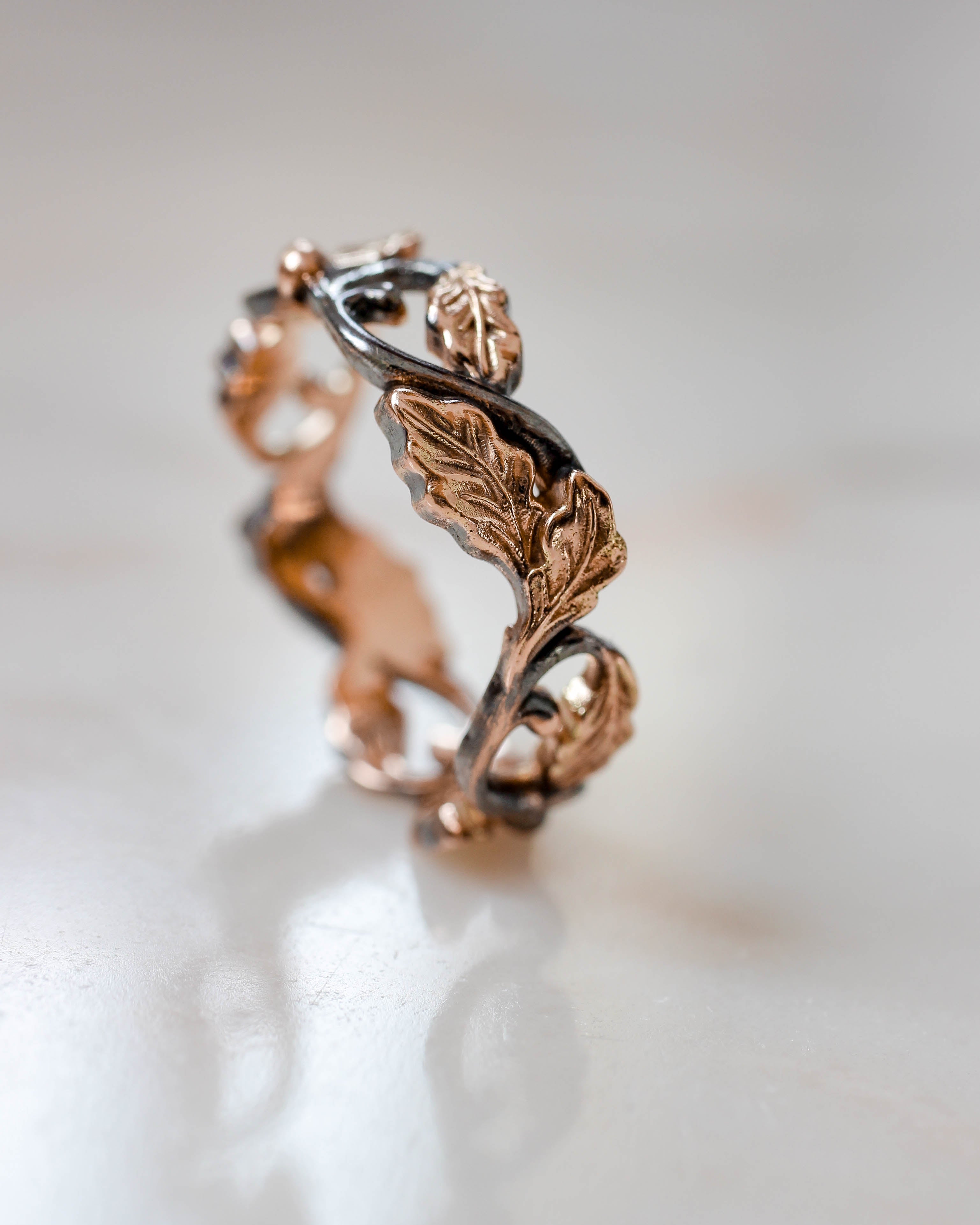 Wedding bands set, oak leaves rings, black and gold - Eden Garden Jewelry™