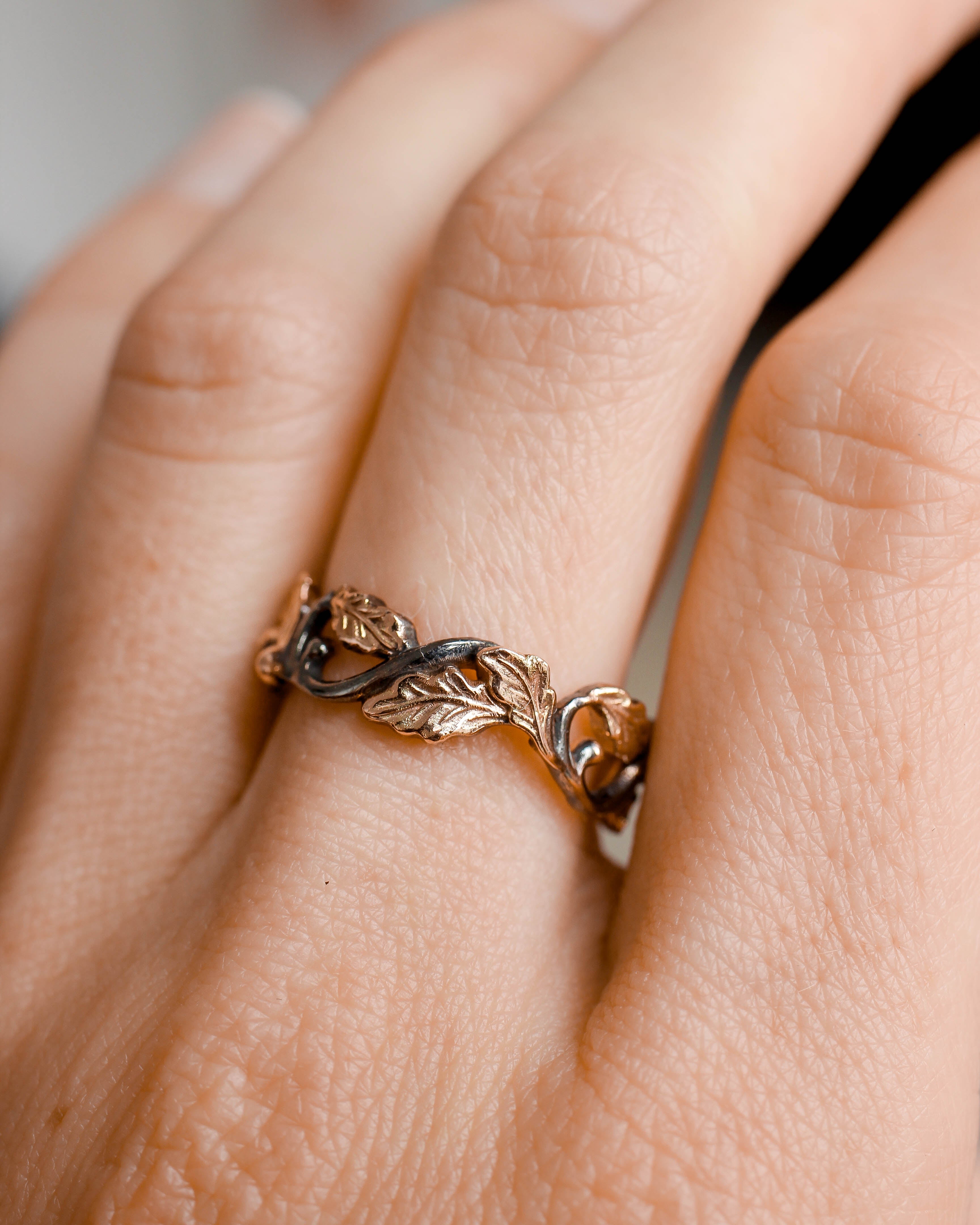 Wedding bands set, oak leaves rings, black and gold - Eden Garden Jewelry™